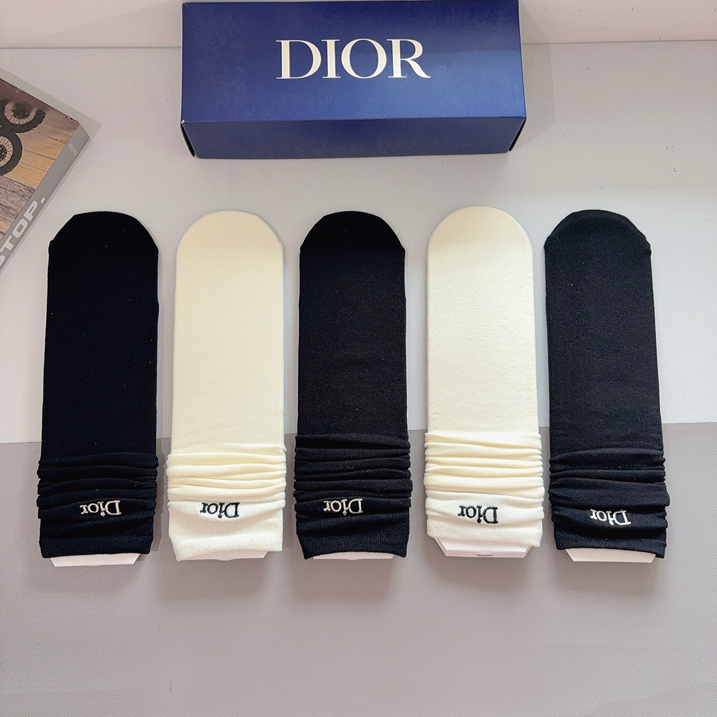 配包装（一盒5双） 🌟Dior 迪奥高版本刺绣小腿直板袜子 纯棉面料，潮人必备 经典长筒袜，个性时尚百搭