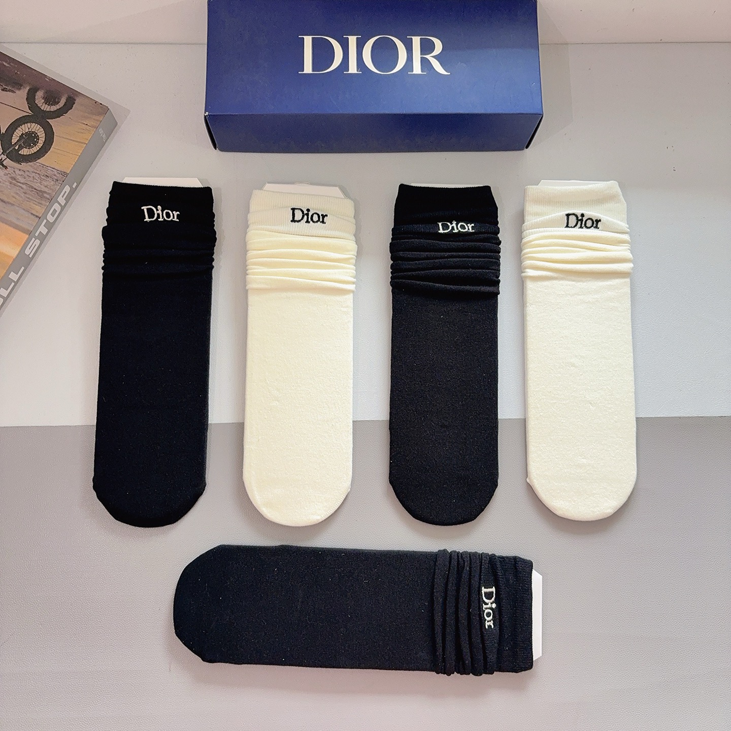 配包装（一盒5双） 🌟Dior 迪奥高版本刺绣小腿直板袜子 纯棉面料，潮人必备 经典长筒袜，个性时尚百搭