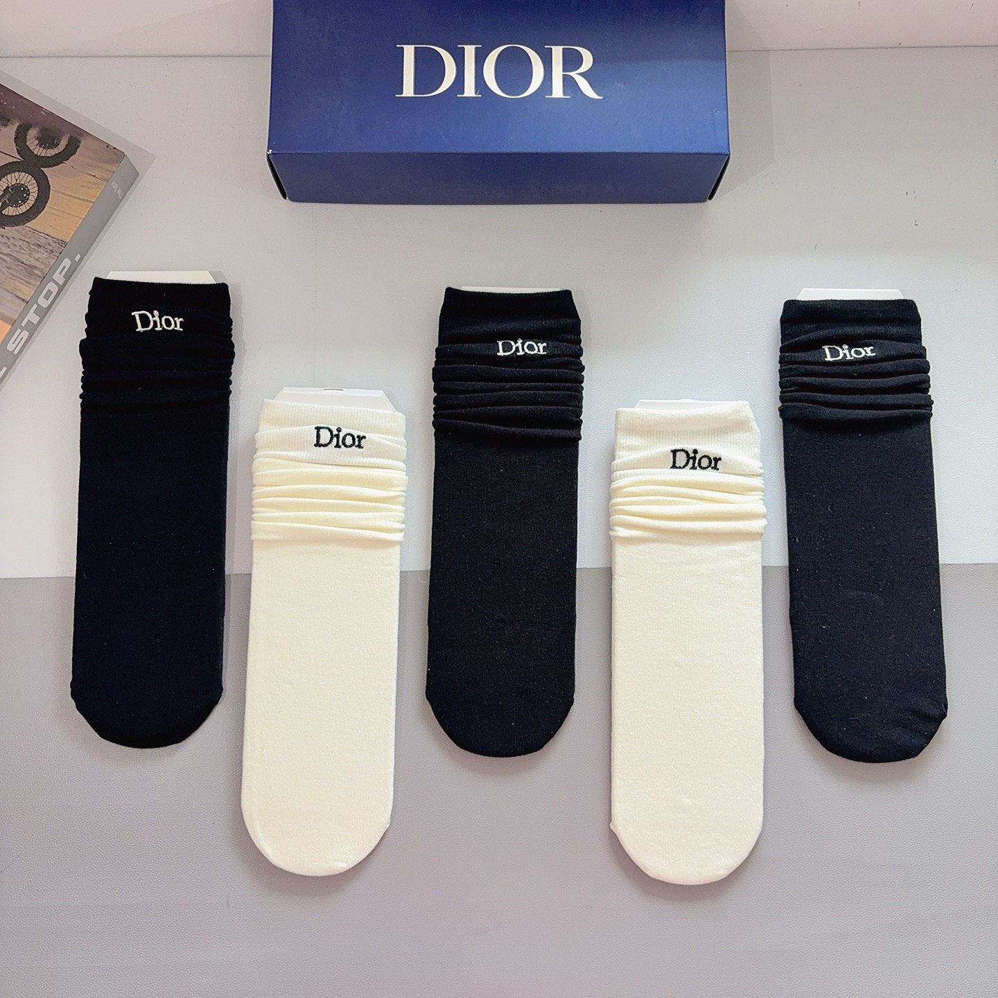 配包装（一盒5双） 🌟Dior 迪奥高版本刺绣小腿直板袜子 纯棉面料，潮人必备 经典长筒袜，个性时尚百搭