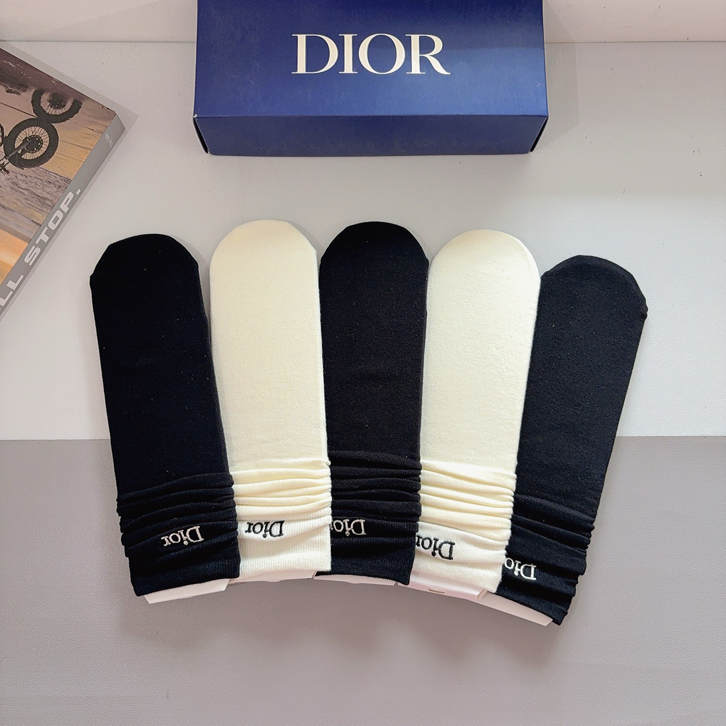 配包装（一盒5双） 🌟Dior 迪奥高版本刺绣小腿直板袜子 纯棉面料，潮人必备 经典长筒袜，个性时尚百搭