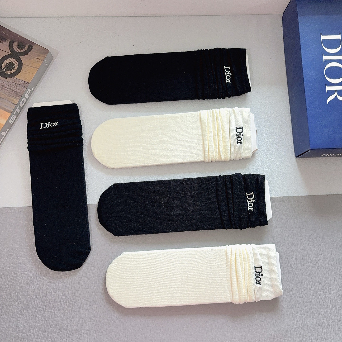 配包装（一盒5双） 🌟Dior 迪奥高版本刺绣小腿直板袜子 纯棉面料，潮人必备 经典长筒袜，个性时尚百搭