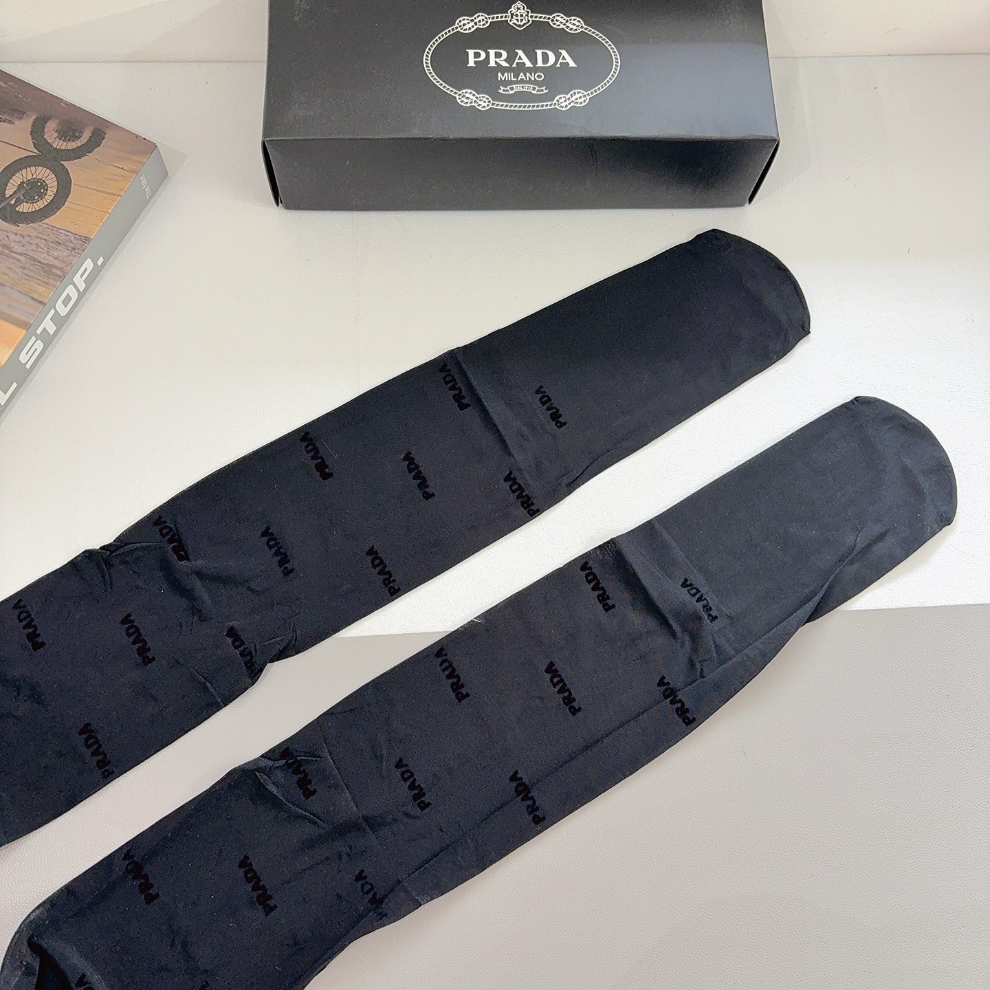配包装【一盒1双】🌟PRADA 普拉达经典植绒字母丝袜 🌟欧美大牌裤袜🔥一比一高版本制作，可以看得到的工