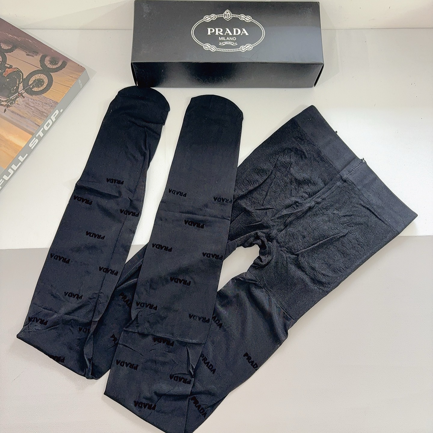 配包装【一盒1双】🌟PRADA 普拉达经典植绒字母丝袜 🌟欧美大牌裤袜🔥一比一高版本制作，可以看得到的工