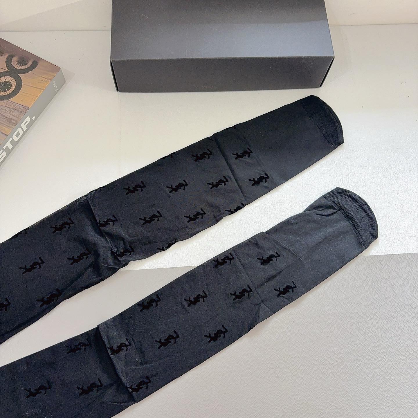 配包装【一盒1双】 圣罗兰 经典植绒字母丝袜 🌟欧美大牌裤袜🔥一比一高版本制作，可以看得到的工艺！潮人秋