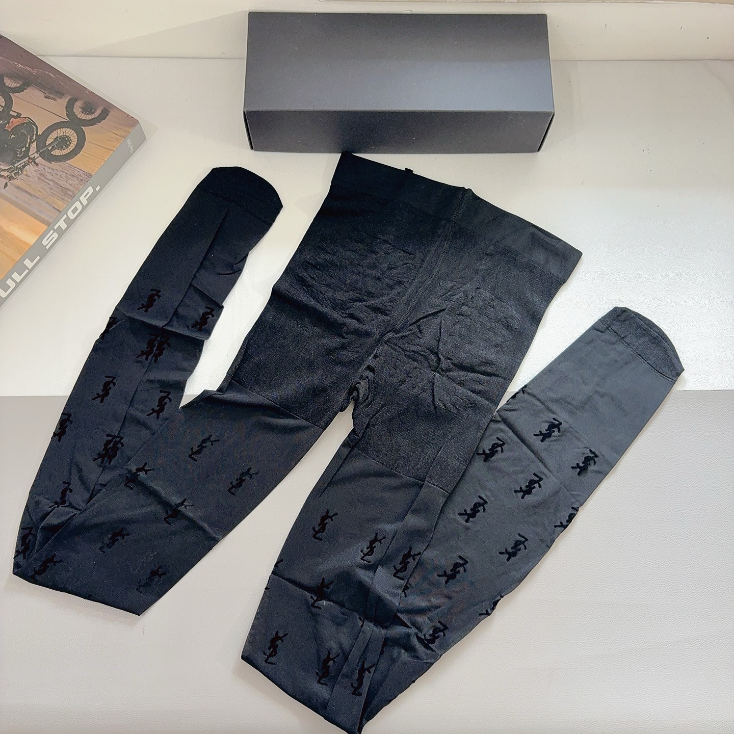 配包装【一盒1双】 圣罗兰 经典植绒字母丝袜 🌟欧美大牌裤袜🔥一比一高版本制作，可以看得到的工艺！潮人秋