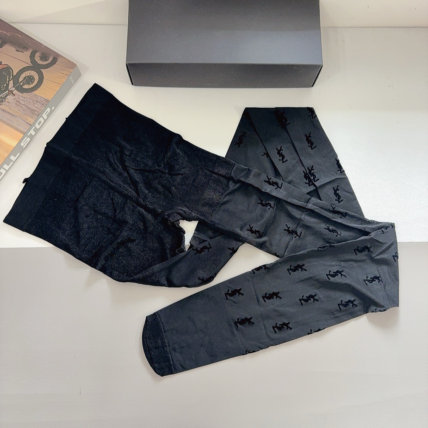 配包装【一盒1双】 圣罗兰 经典植绒字母丝袜 🌟欧美大牌裤袜🔥一比一高版本制作，可以看得到的工艺！潮人秋