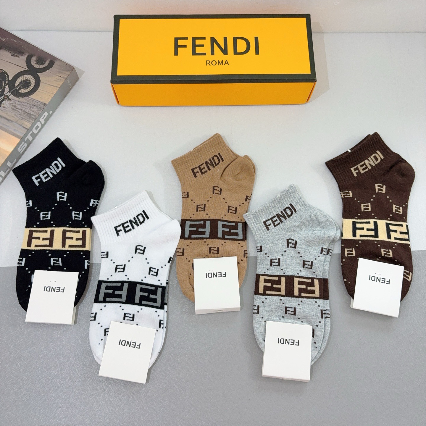 配包装（一盒5双）FENDI 芬迪 字母双Ｆ爆款中筒袜，纯棉面料， 专柜同款 💓纯棉面料，实用好穿 柔软