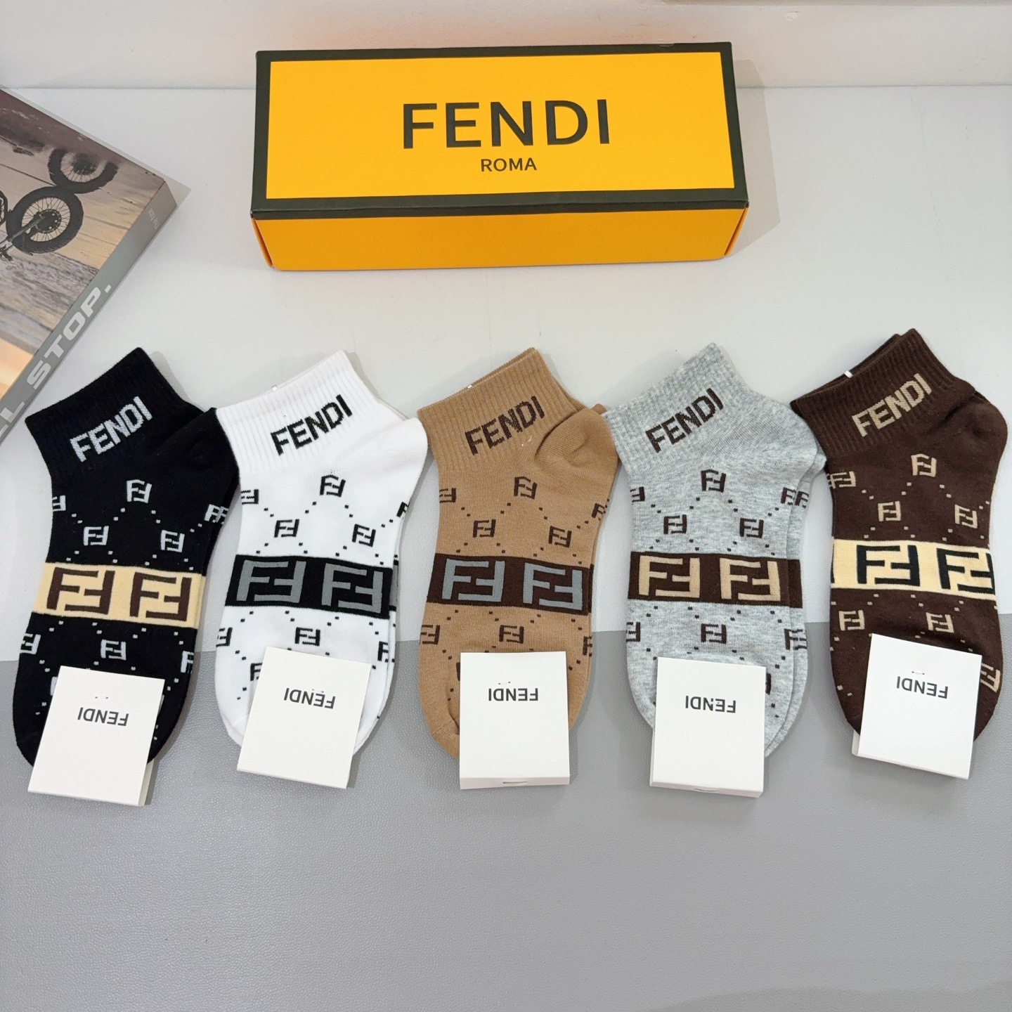 配包装（一盒5双）FENDI 芬迪 字母双Ｆ爆款中筒袜，纯棉面料， 专柜同款 💓纯棉面料，实用好穿 柔软