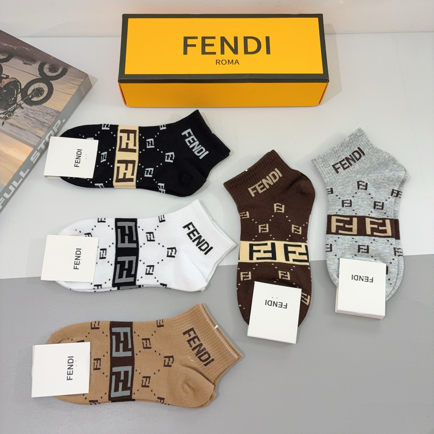 配包装（一盒5双）FENDI 芬迪 字母双Ｆ爆款中筒袜，纯棉面料， 专柜同款 💓纯棉面料，实用好穿 柔软