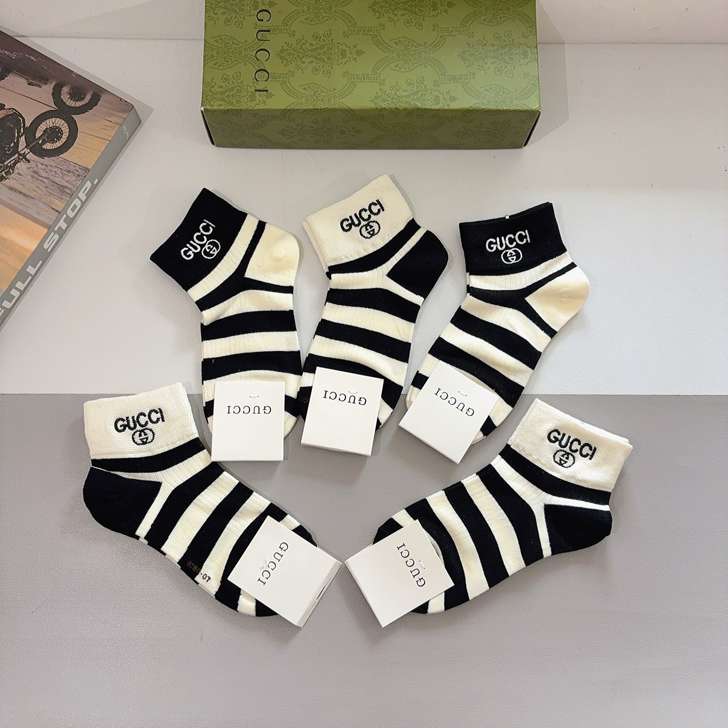 配包装（一盒5双） Gucci 古奇新款刺绣纯棉袜子 经典字母logo船袜，个性时尚百搭款，！超柔软材质