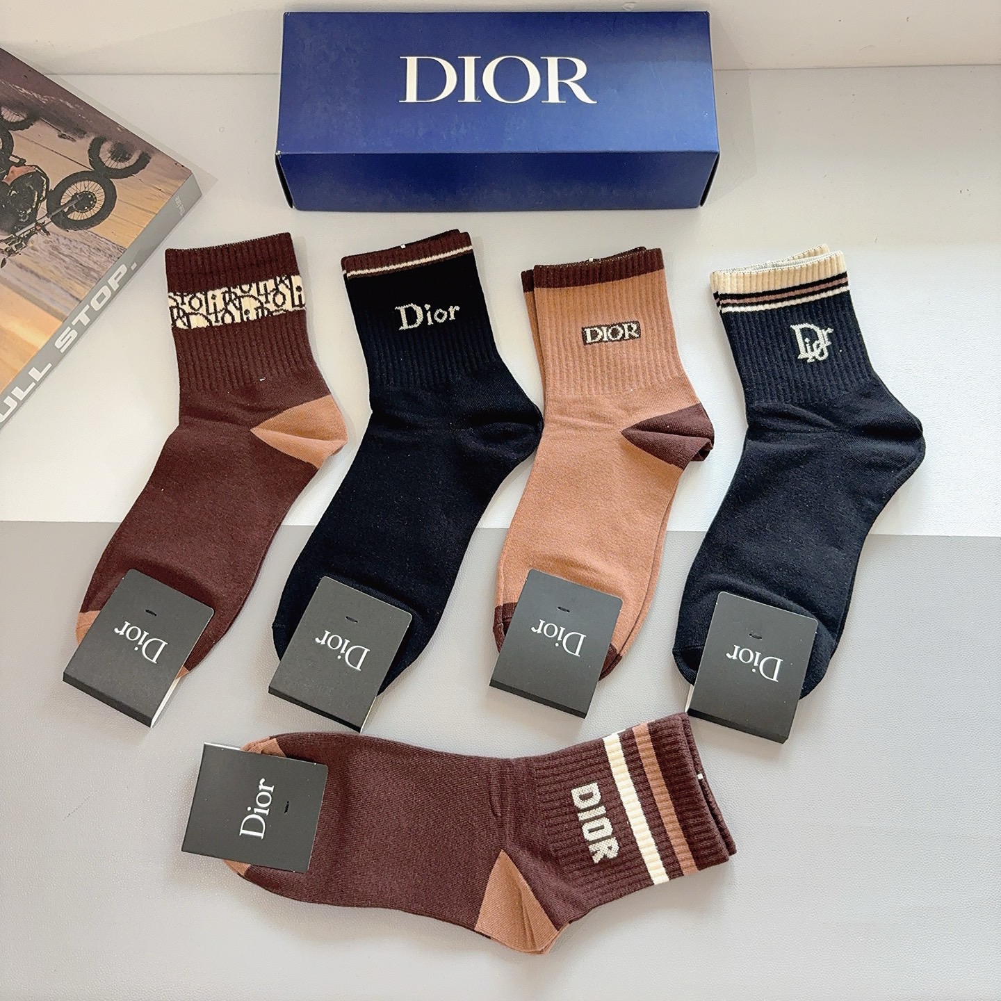 配包装（一盒5双） Dior 迪奥 新款中筒男款袜子，纯棉面料，潮人必备 ，经典个性时尚百搭款，你值得拥