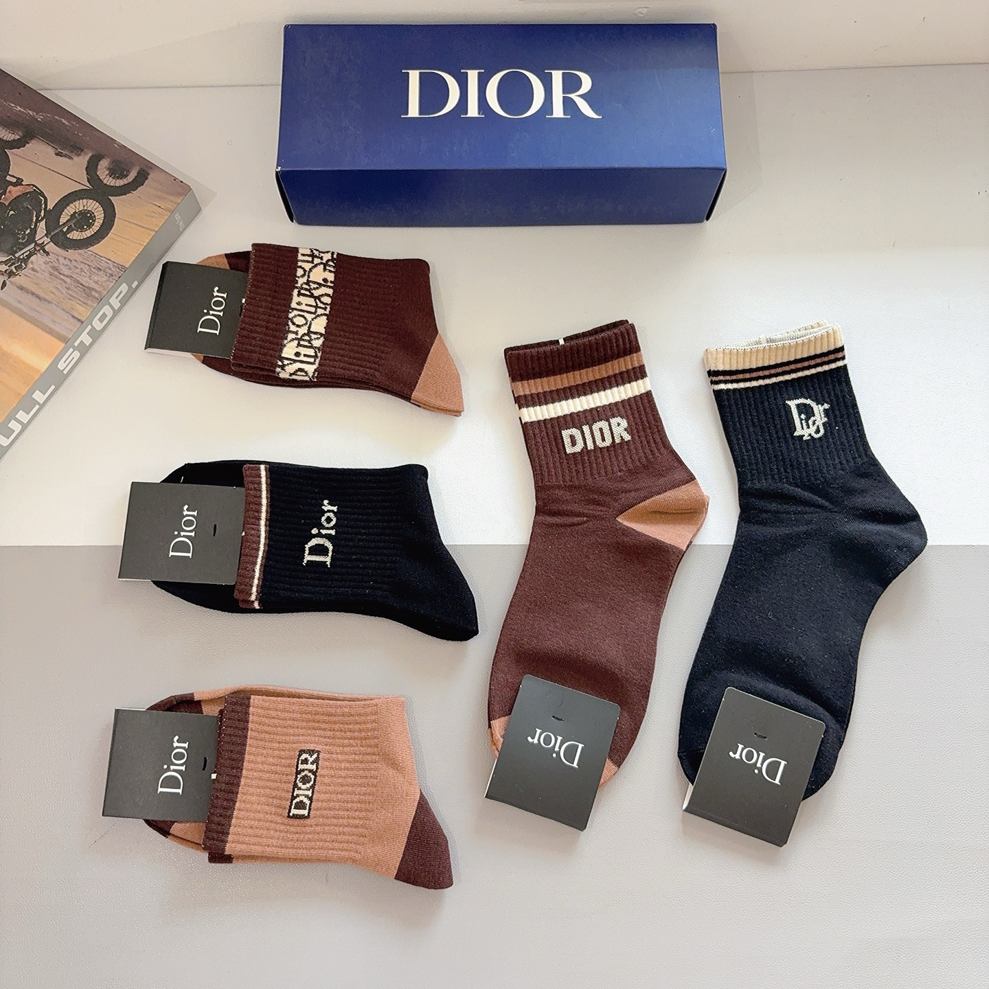 配包装（一盒5双） Dior 迪奥 新款中筒男款袜子，纯棉面料，潮人必备 ，经典个性时尚百搭款，你值得拥