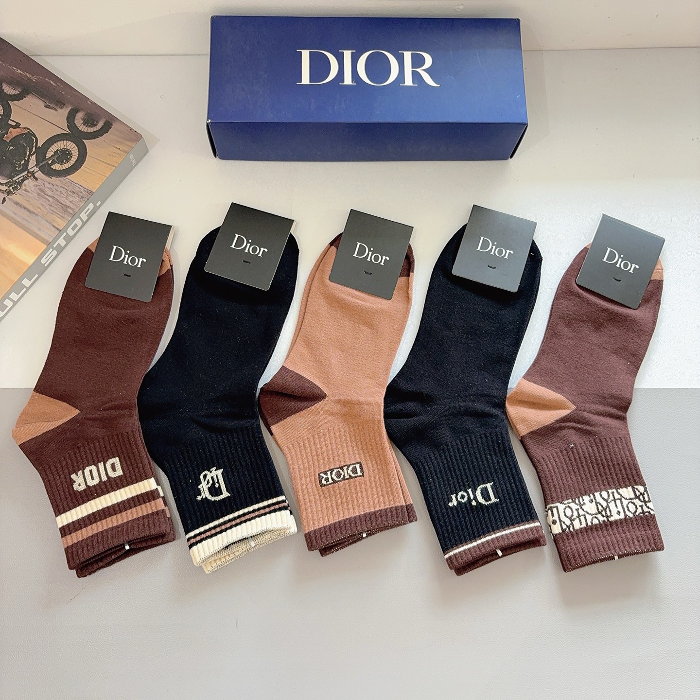 配包装（一盒5双） Dior 迪奥 新款中筒男款袜子，纯棉面料，潮人必备 ，经典个性时尚百搭款，你值得拥