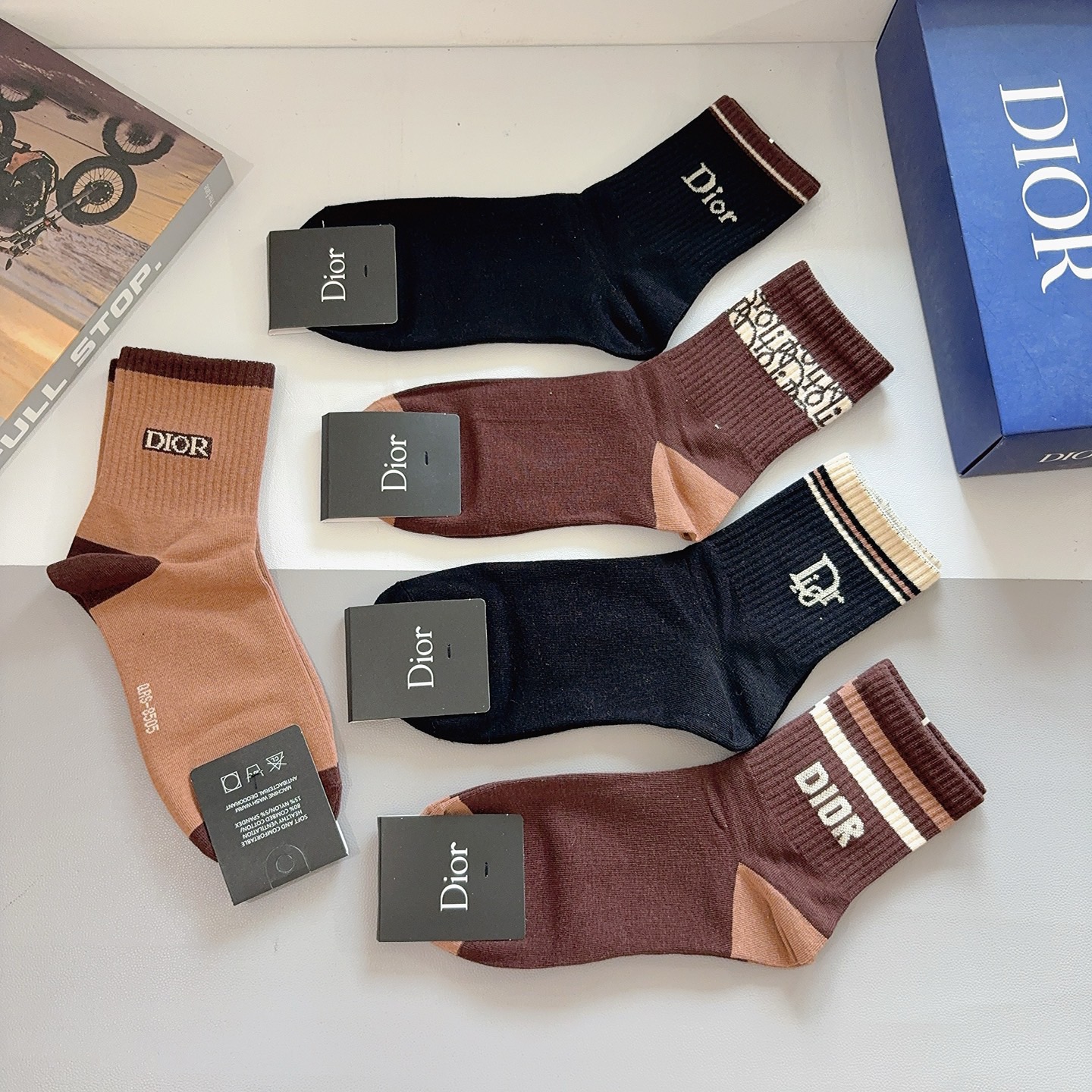 配包装（一盒5双） Dior 迪奥 新款中筒男款袜子，纯棉面料，潮人必备 ，经典个性时尚百搭款，你值得拥