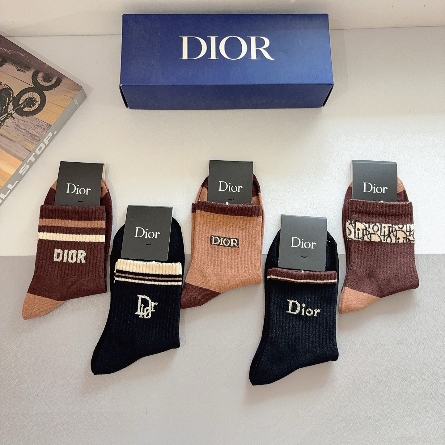 配包装（一盒5双） Dior 迪奥 新款中筒男款袜子，纯棉面料，潮人必备 ，经典个性时尚百搭款，你值得拥