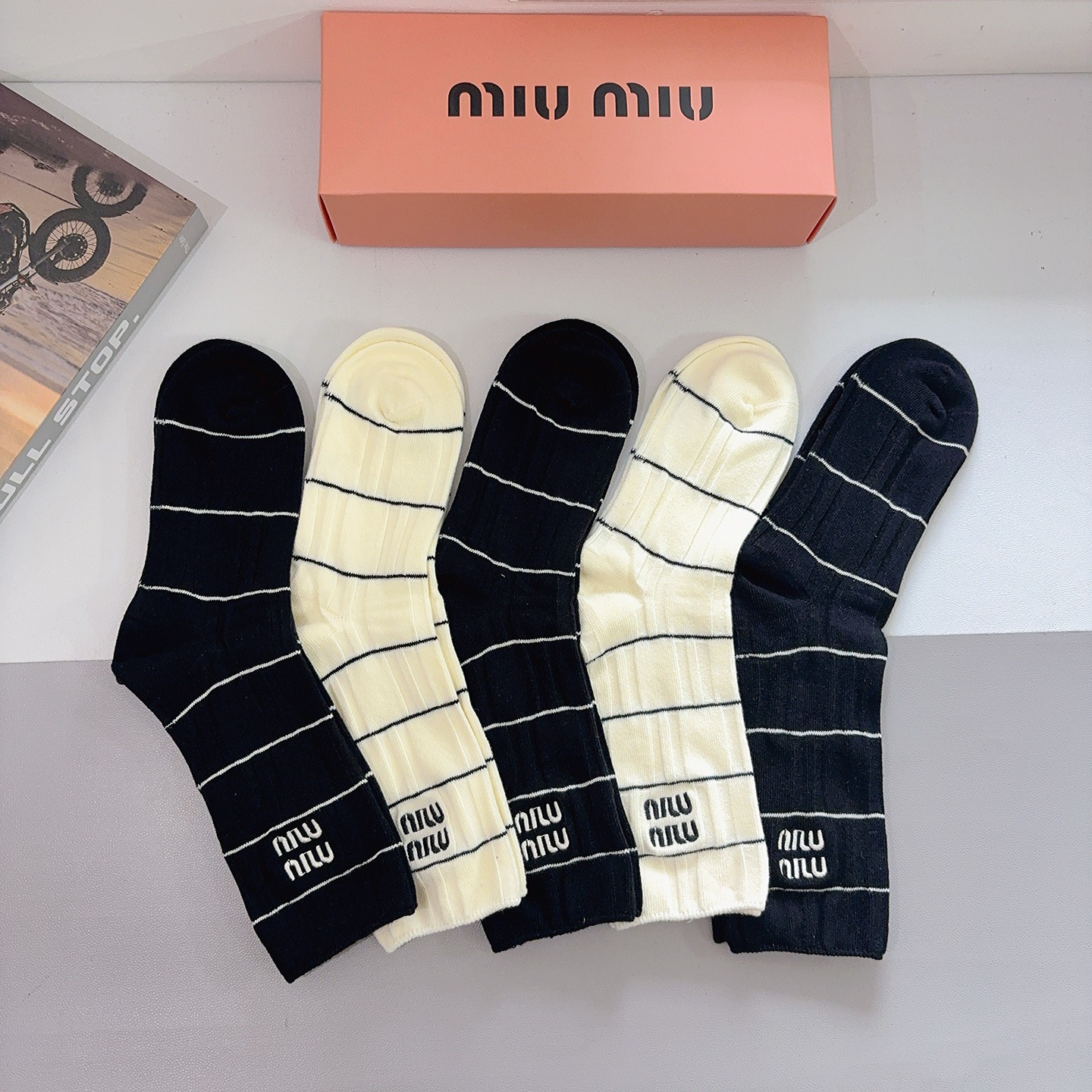 配包装【一盒5双】miumiu （缪缪）高版本刺绣羊绒长筒袜子🔥潮人必不可少的时尚专柜代购长筒袜子 ，超