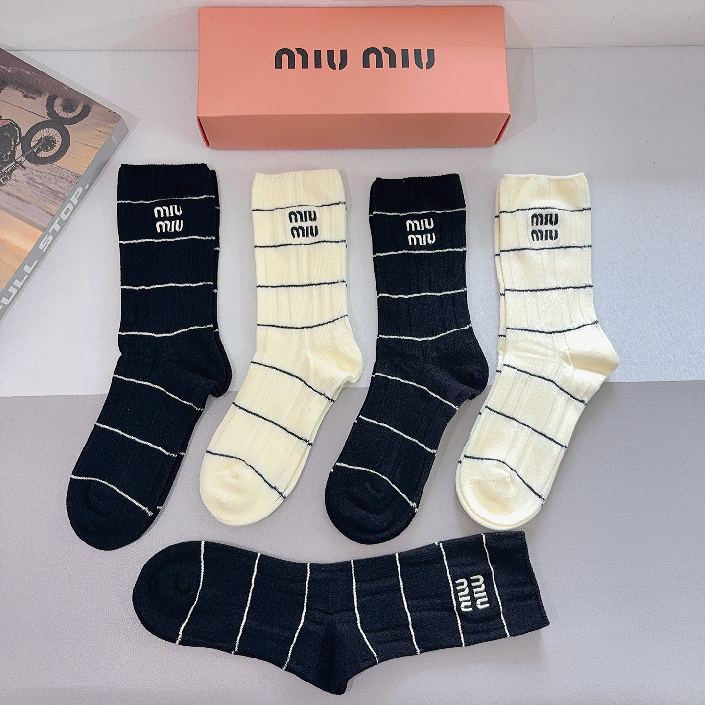 配包装【一盒5双】miumiu （缪缪）高版本刺绣羊绒长筒袜子🔥潮人必不可少的时尚专柜代购长筒袜子 ，超