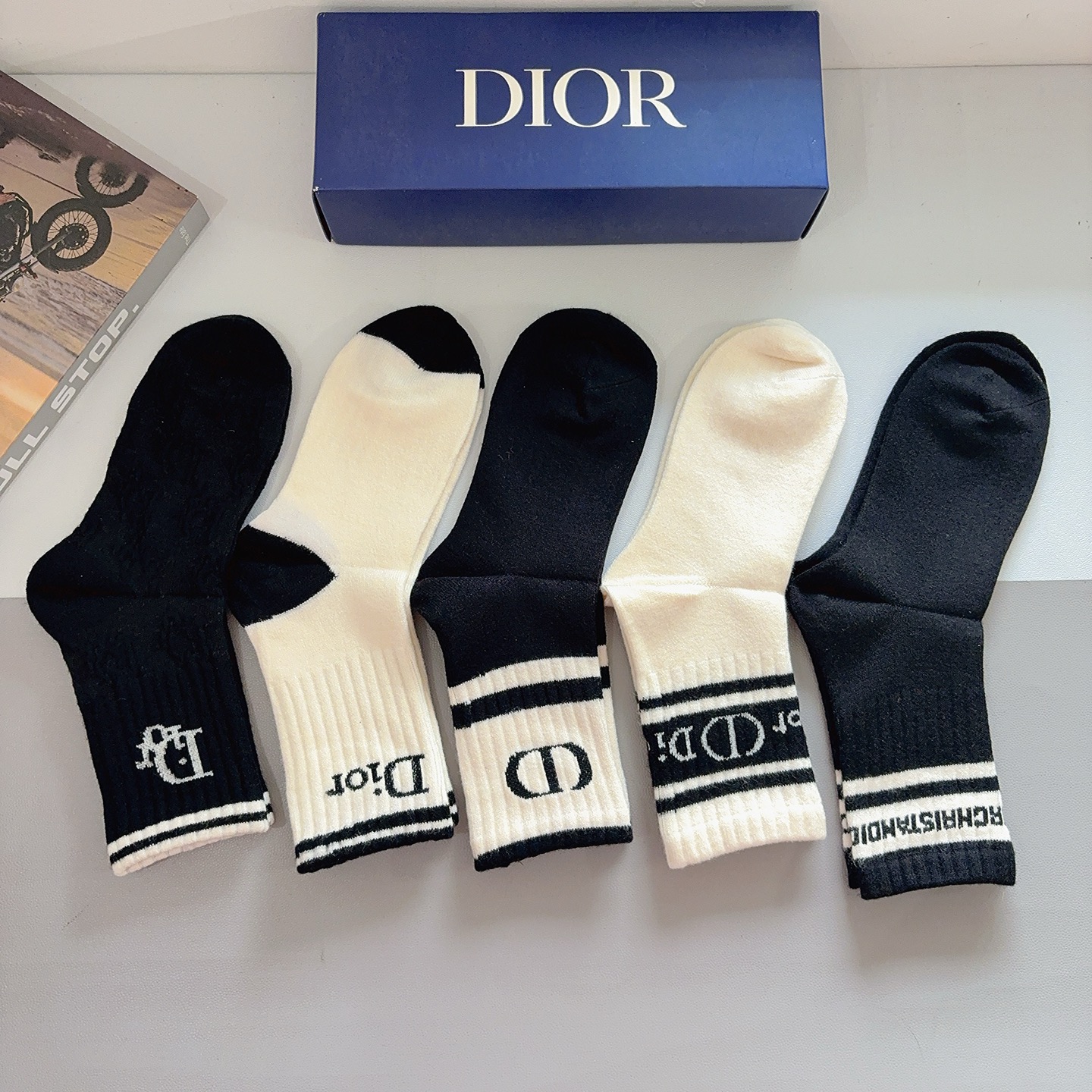 配包装（一盒5双）Dior 迪奥新款字母兔绒中筒袜子！经典字母专柜同步袜子，超柔软材质大牌出街，潮人必备