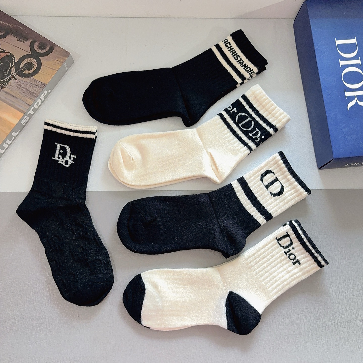 配包装（一盒5双）Dior 迪奥新款字母兔绒中筒袜子！经典字母专柜同步袜子，超柔软材质大牌出街，潮人必备