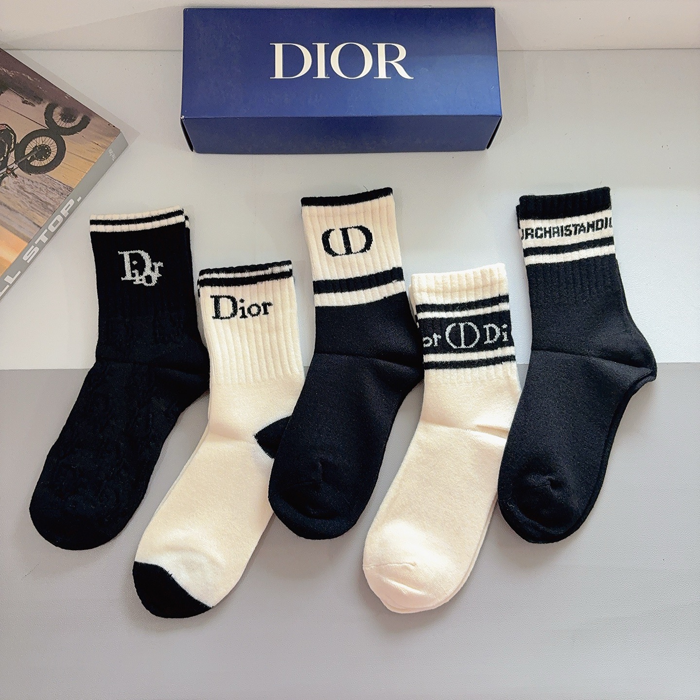 配包装（一盒5双）Dior 迪奥新款字母兔绒中筒袜子！经典字母专柜同步袜子，超柔软材质大牌出街，潮人必备