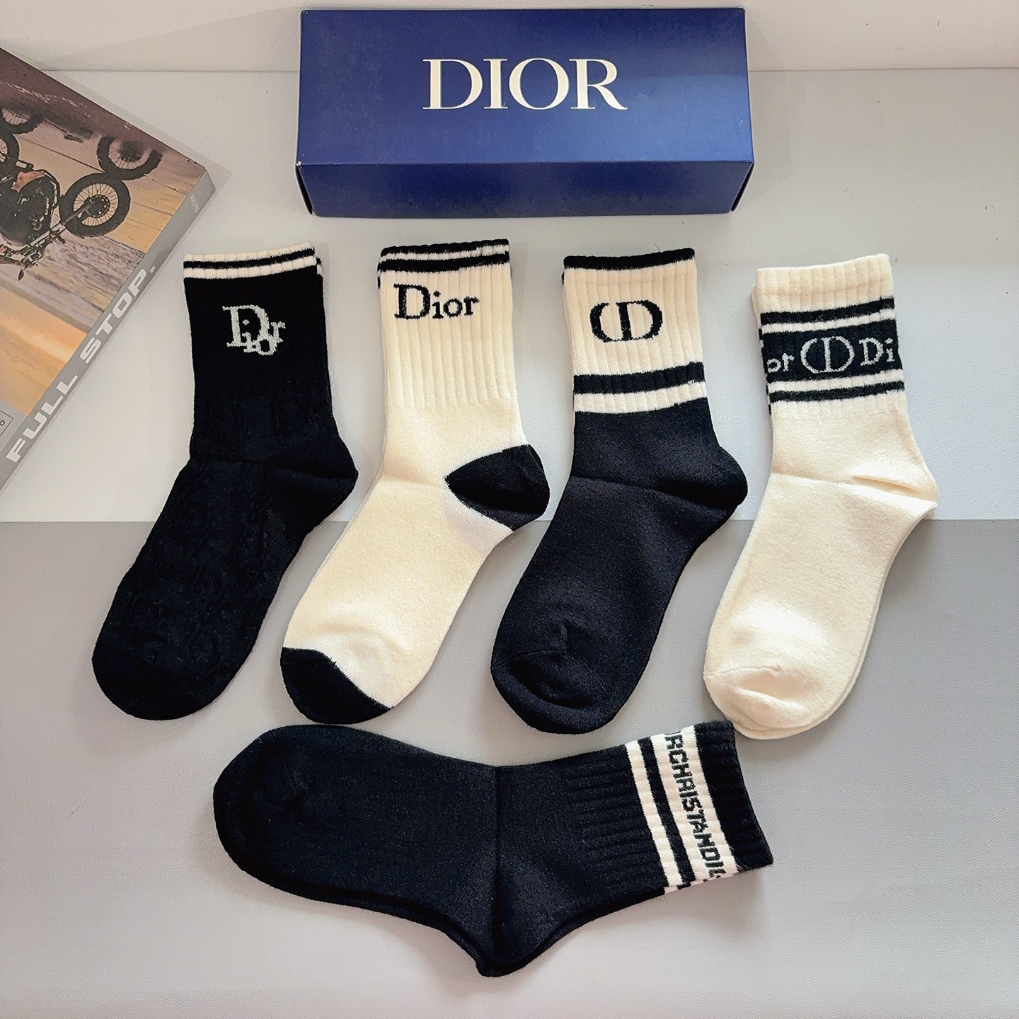 配包装（一盒5双）Dior 迪奥新款字母兔绒中筒袜子！经典字母专柜同步袜子，超柔软材质大牌出街，潮人必备