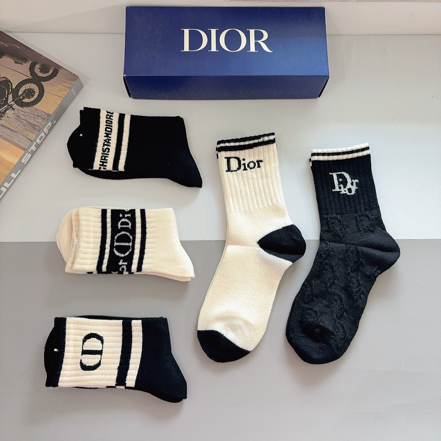 配包装（一盒5双）Dior 迪奥新款字母兔绒中筒袜子！经典字母专柜同步袜子，超柔软材质大牌出街，潮人必备