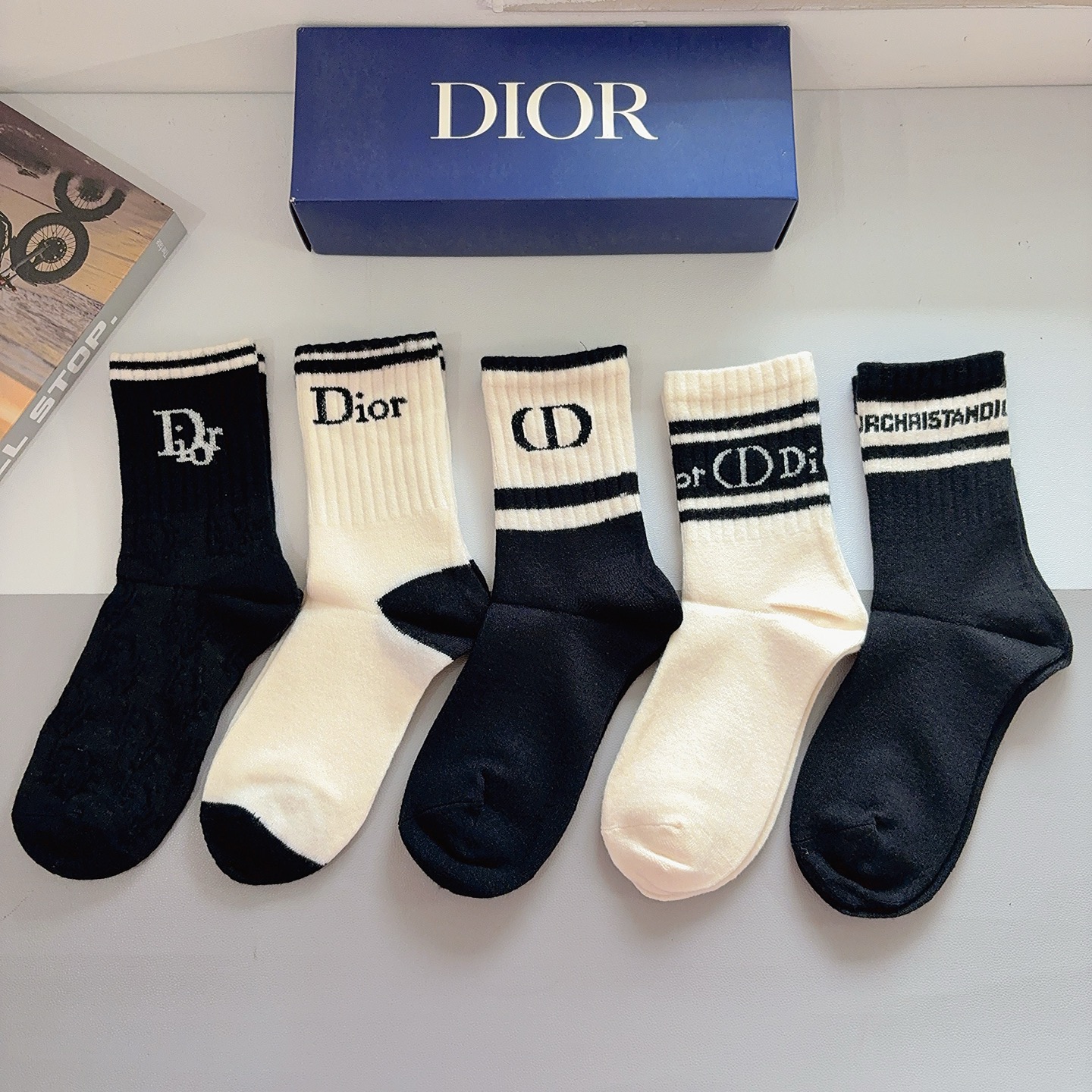 配包装（一盒5双）Dior 迪奥新款字母兔绒中筒袜子！经典字母专柜同步袜子，超柔软材质大牌出街，潮人必备
