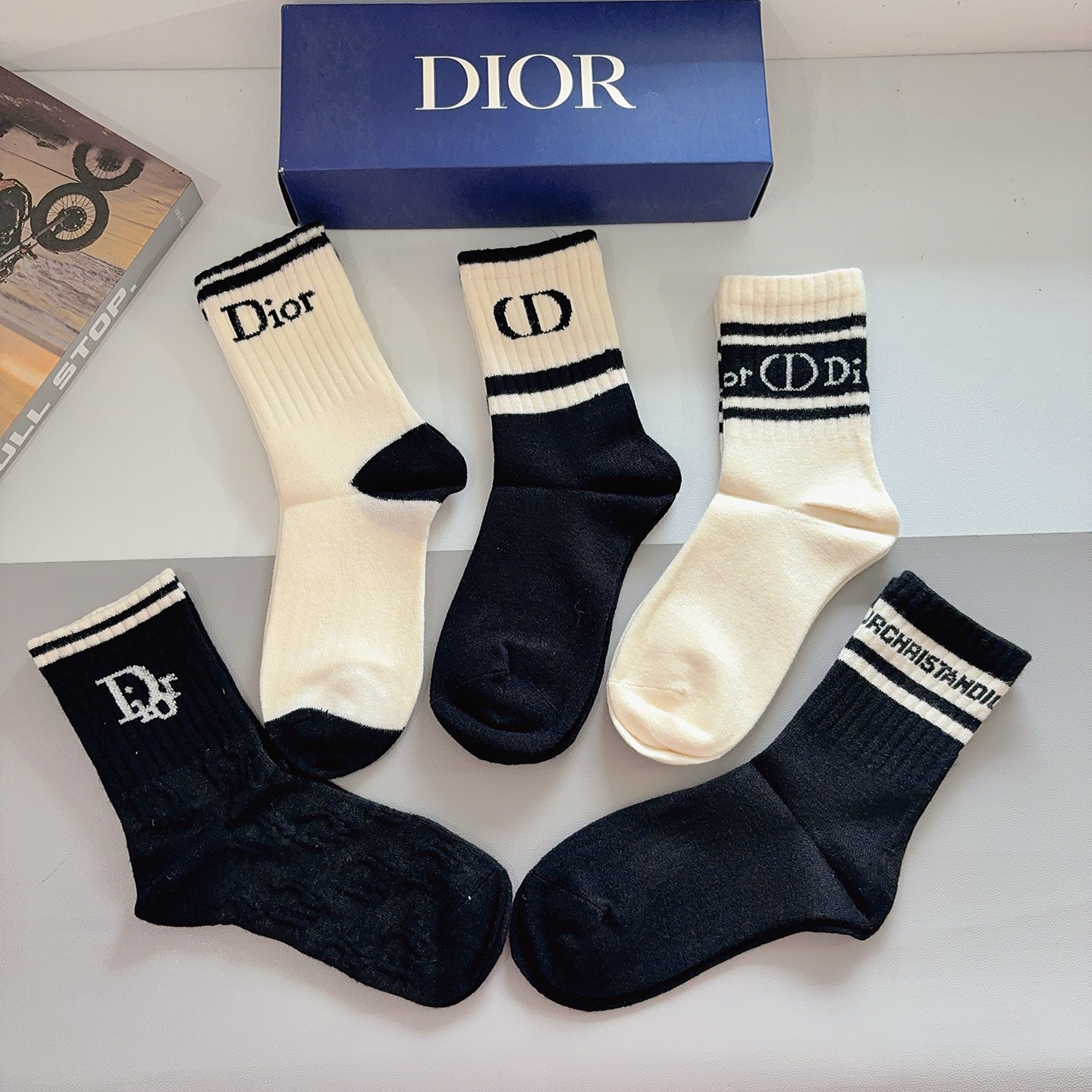 配包装（一盒5双）Dior 迪奥新款字母兔绒中筒袜子！经典字母专柜同步袜子，超柔软材质大牌出街，潮人必备