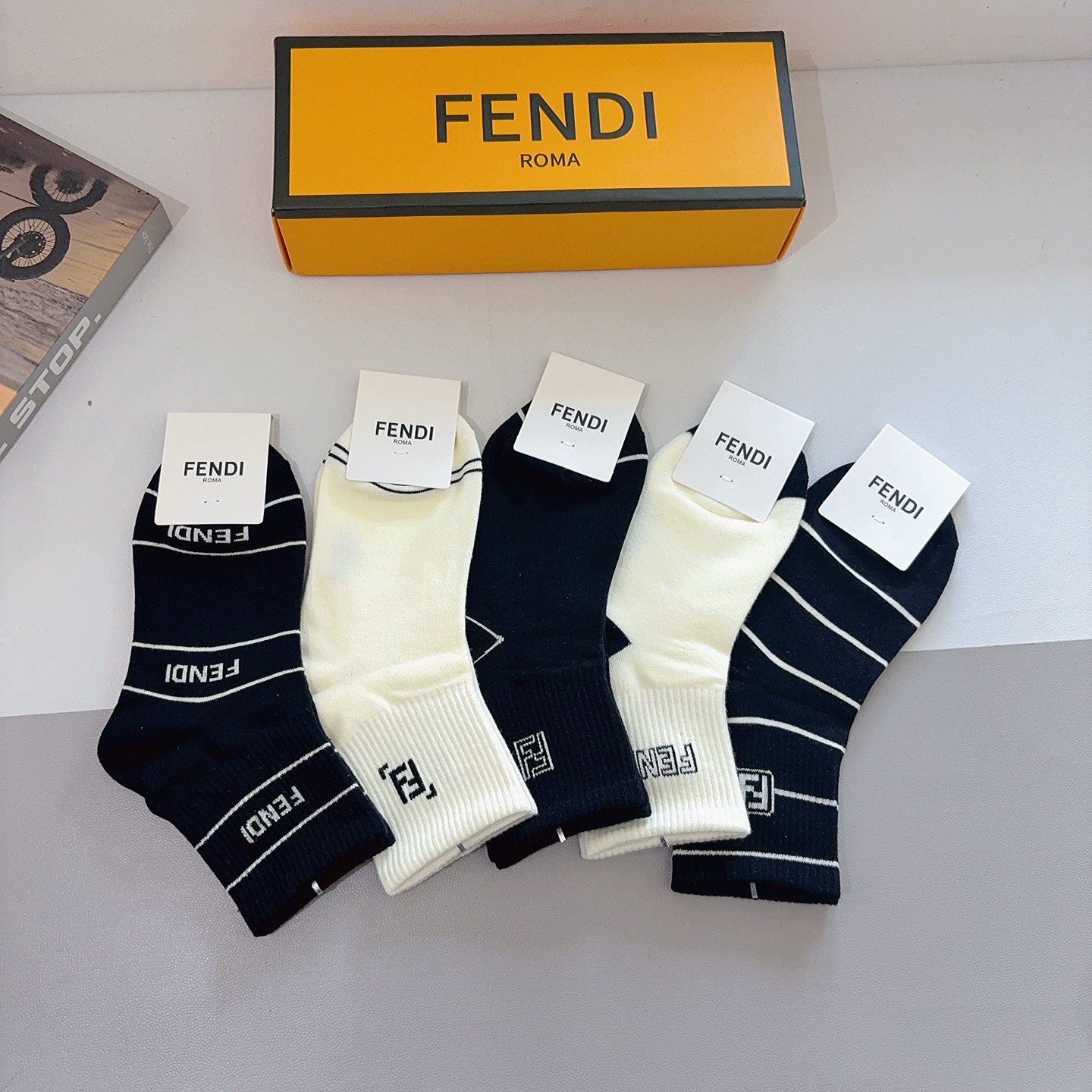 配包装（一盒5双）FENDI 芬迪 字母双Ｆ爆款中筒袜，纯棉面料， 专柜同款 💓纯棉面料，实用好穿 柔软