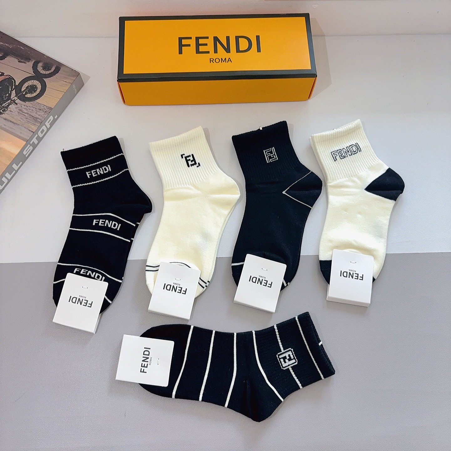 配包装（一盒5双）FENDI 芬迪 字母双Ｆ爆款中筒袜，纯棉面料， 专柜同款 💓纯棉面料，实用好穿 柔软