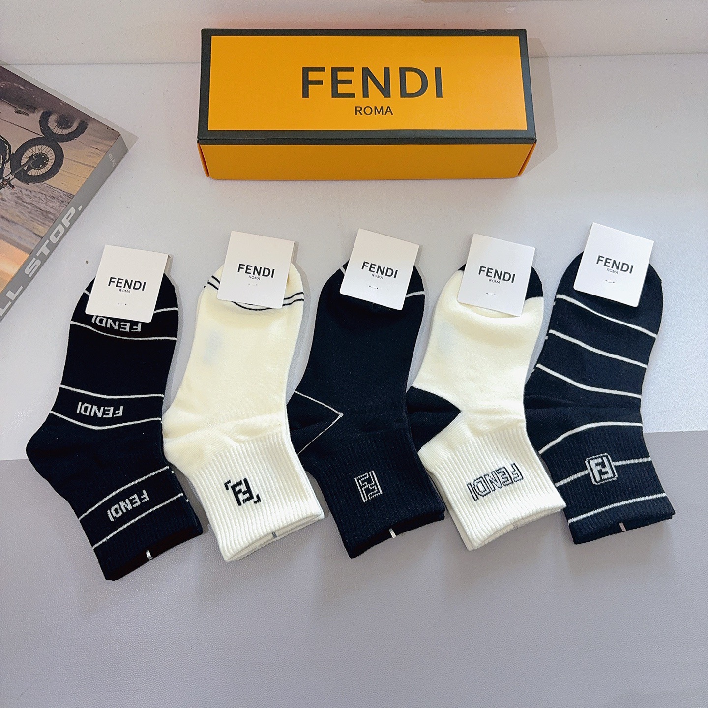 配包装（一盒5双）FENDI 芬迪 字母双Ｆ爆款中筒袜，纯棉面料， 专柜同款 💓纯棉面料，实用好穿 柔软