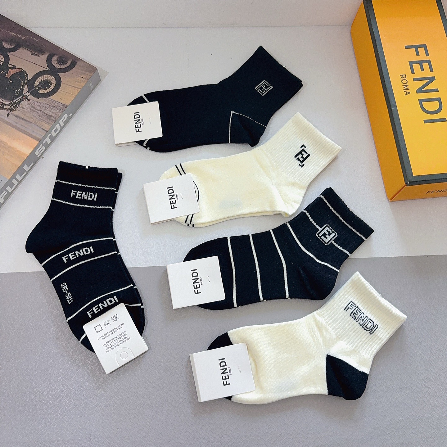 配包装（一盒5双）FENDI 芬迪 字母双Ｆ爆款中筒袜，纯棉面料， 专柜同款 💓纯棉面料，实用好穿 柔软
