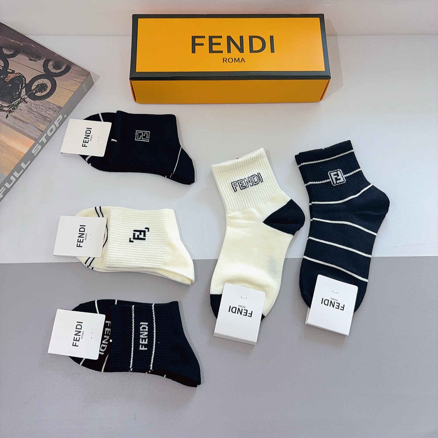 配包装（一盒5双）FENDI 芬迪 字母双Ｆ爆款中筒袜，纯棉面料， 专柜同款 💓纯棉面料，实用好穿 柔软