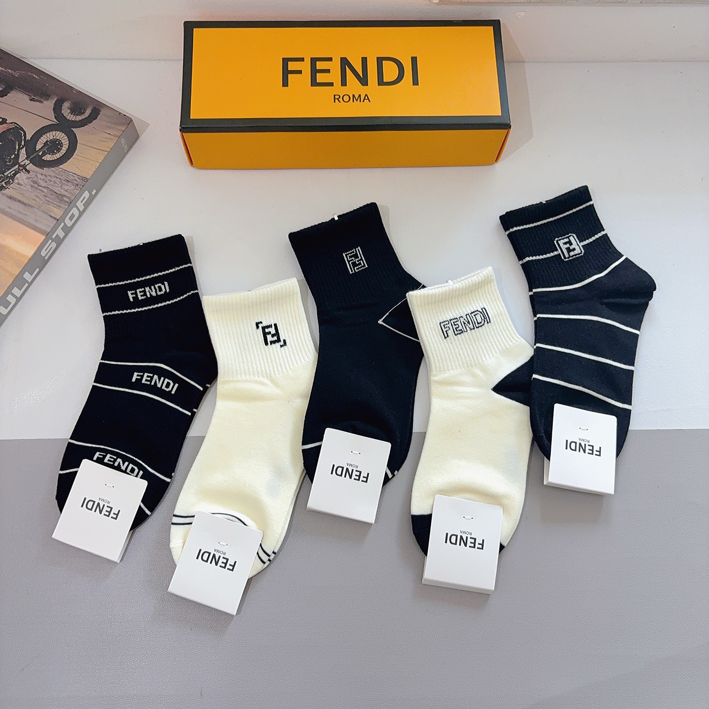 配包装（一盒5双）FENDI 芬迪 字母双Ｆ爆款中筒袜，纯棉面料， 专柜同款 💓纯棉面料，实用好穿 柔软