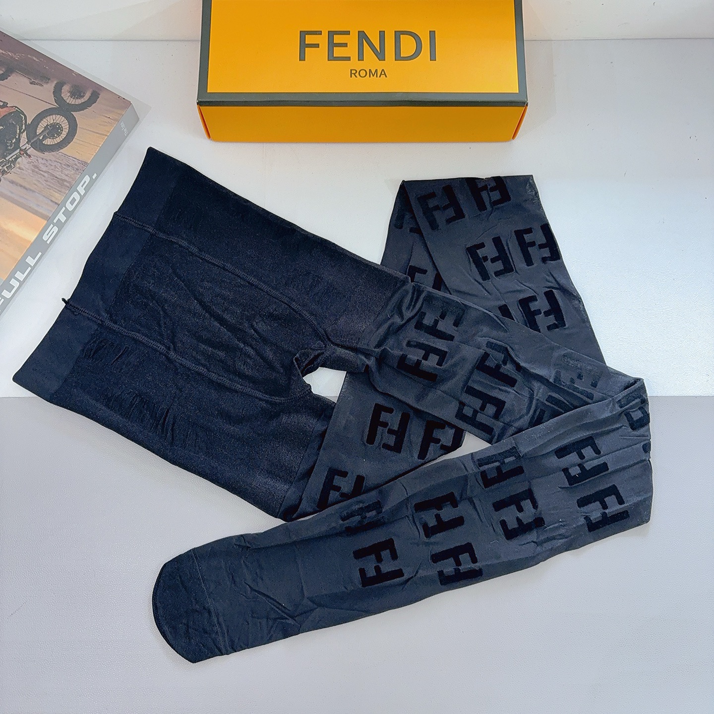 配包装【一盒1双】🌟FENDI 芬迪经典植绒双F字母丝袜 🌟欧美大牌裤袜🔥一比一高版本制作，可以看得到的