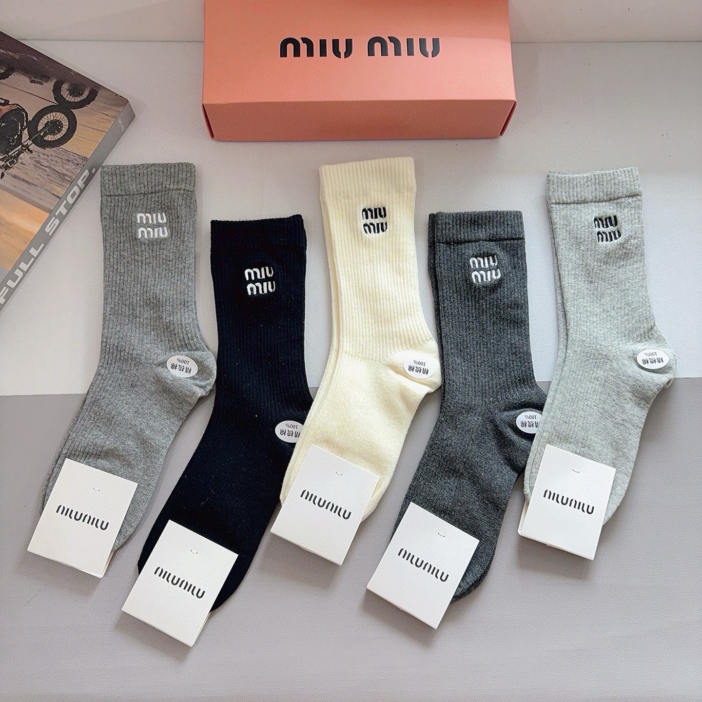 配包装（一盒5双）miumiu 缪缪 新款长筒刺绣纯棉面料，专柜同步长筒袜子，💛大牌出街，潮人必备🔥超好