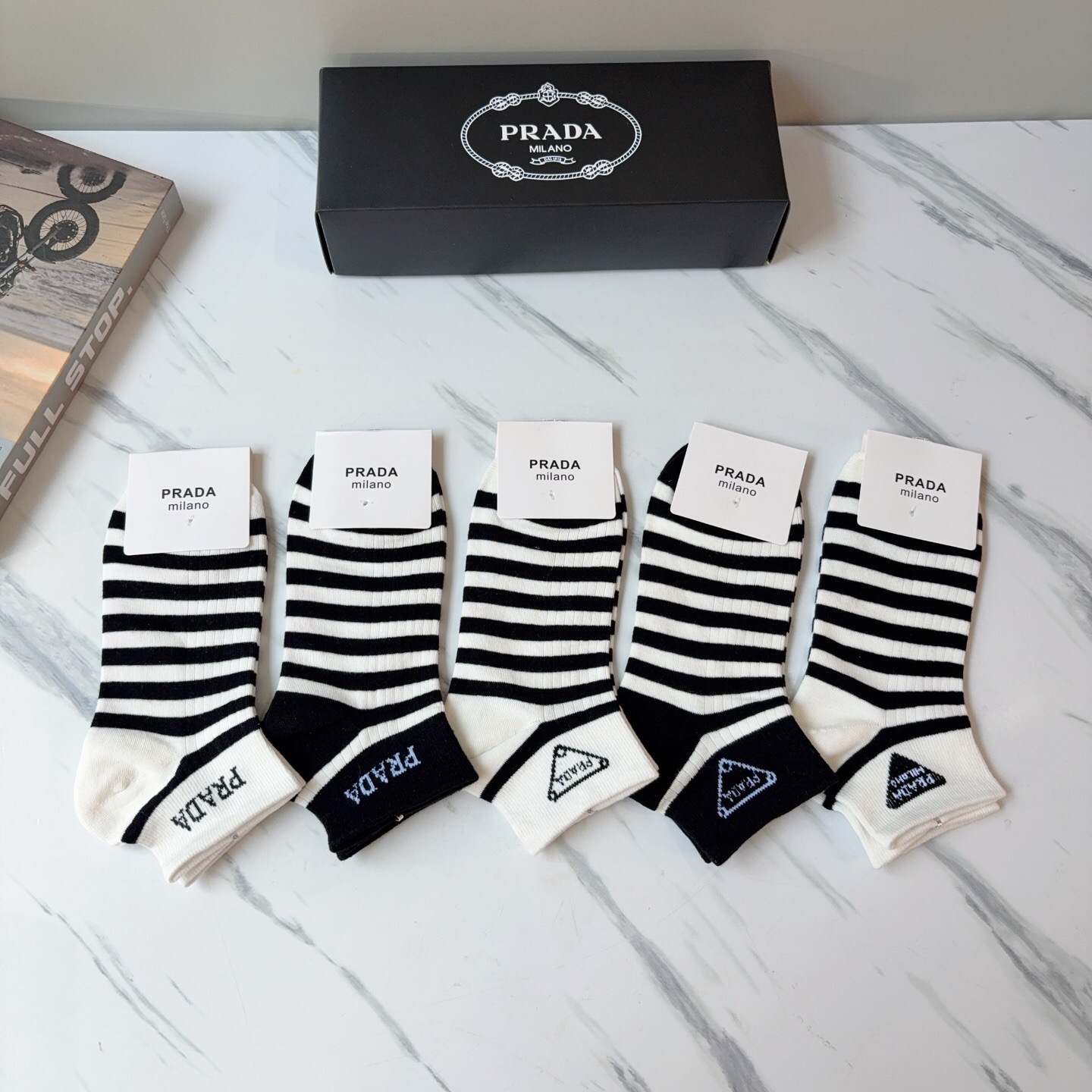 配包装（一盒5双） PRADA 普拉达 新款短筒袜子，纯棉面料，经典三角标logo 个性时尚百搭款，你值