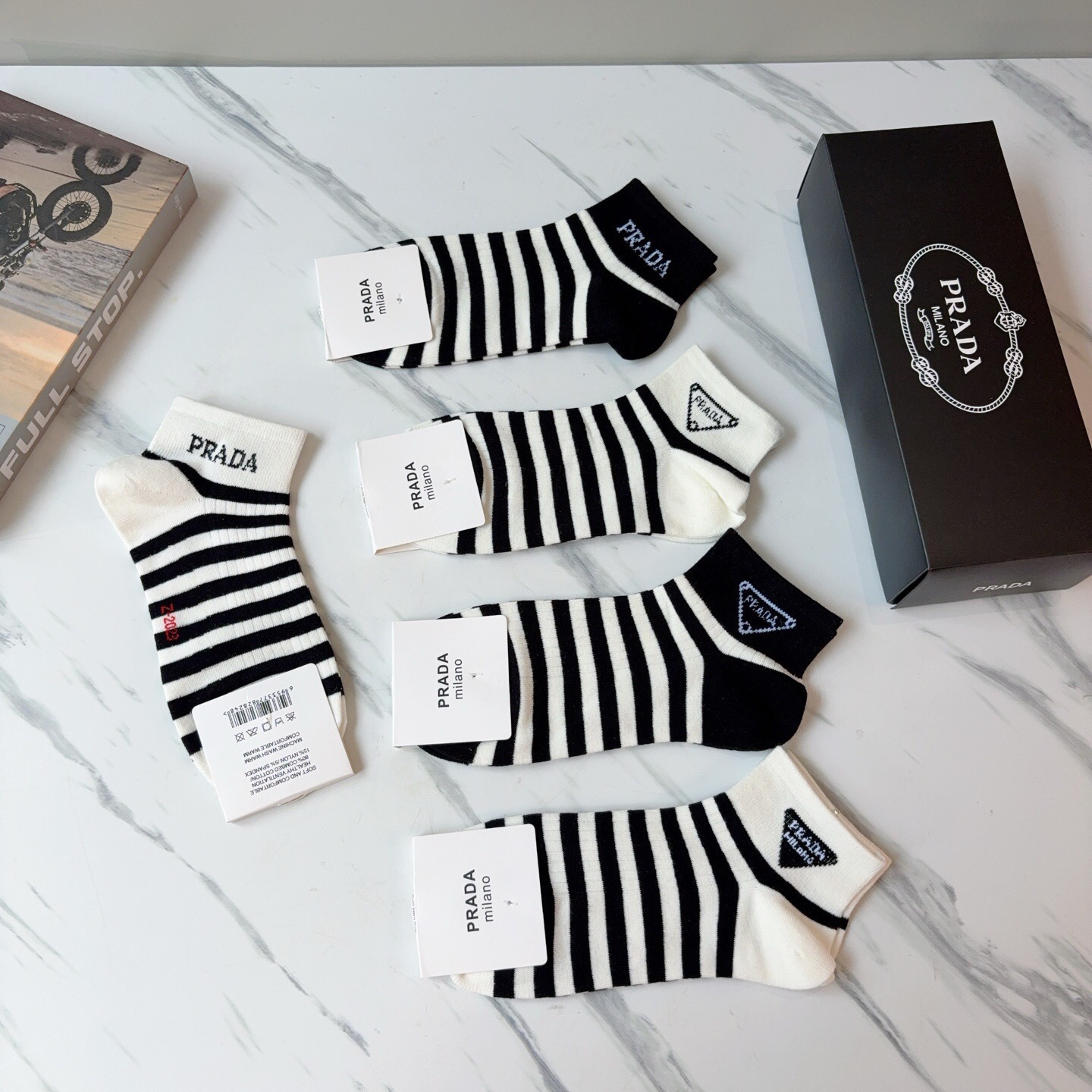 配包装（一盒5双） PRADA 普拉达 新款短筒袜子，纯棉面料，经典三角标logo 个性时尚百搭款，你值