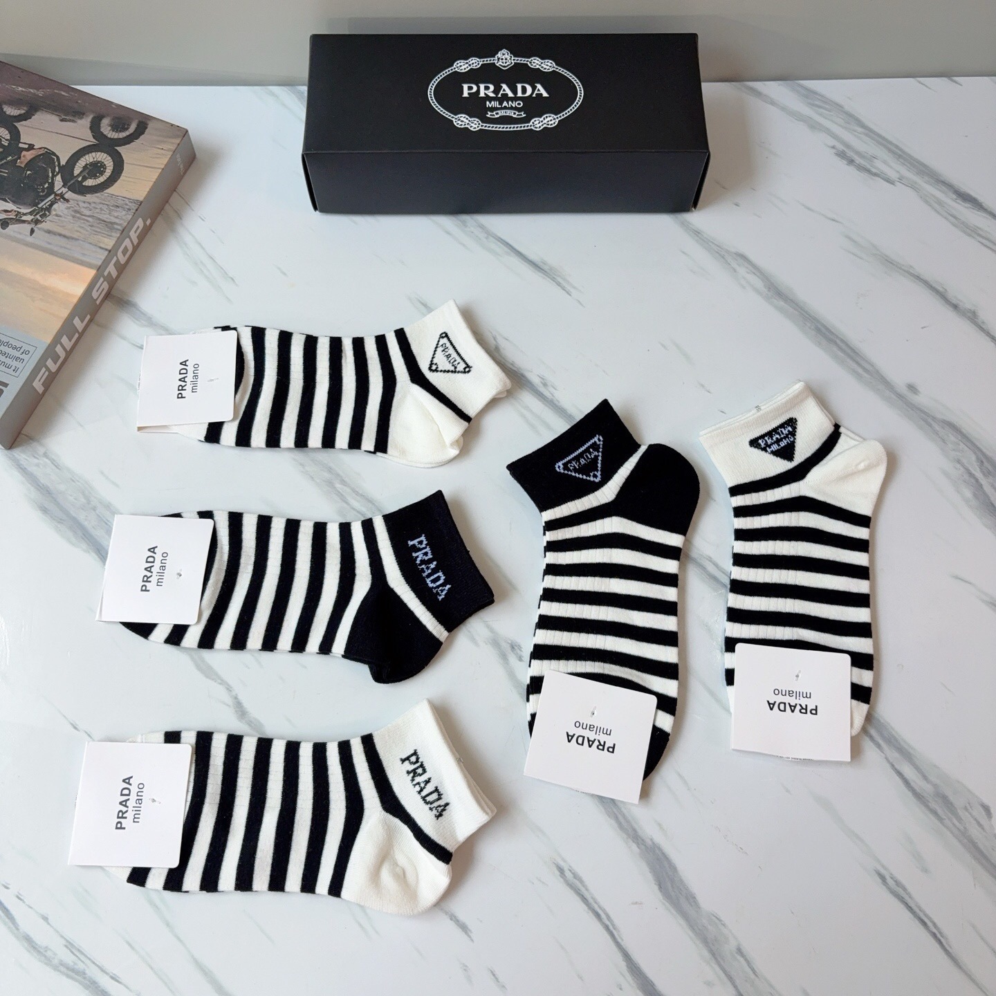 配包装（一盒5双） PRADA 普拉达 新款短筒袜子，纯棉面料，经典三角标logo 个性时尚百搭款，你值