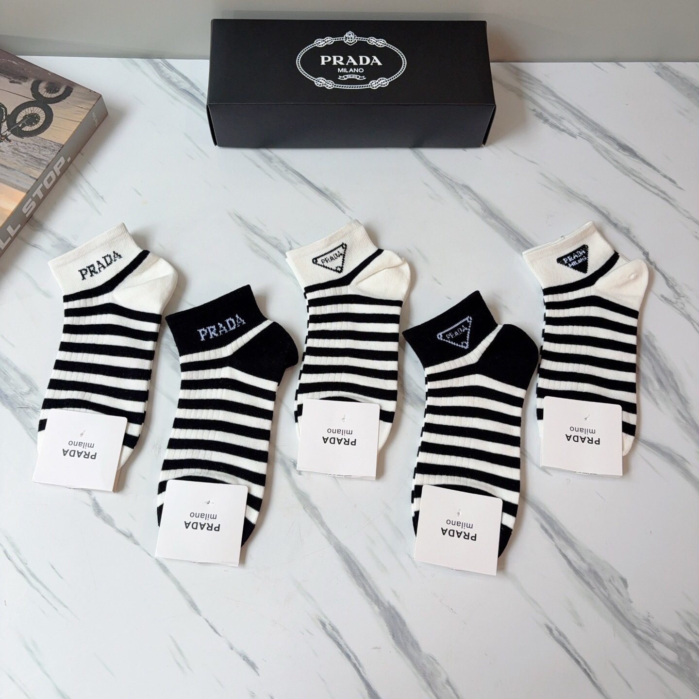 配包装（一盒5双） PRADA 普拉达 新款短筒袜子，纯棉面料，经典三角标logo 个性时尚百搭款，你值