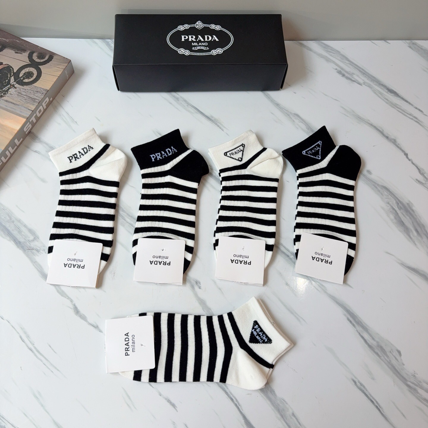 配包装（一盒5双） PRADA 普拉达 新款短筒袜子，纯棉面料，经典三角标logo 个性时尚百搭款，你值