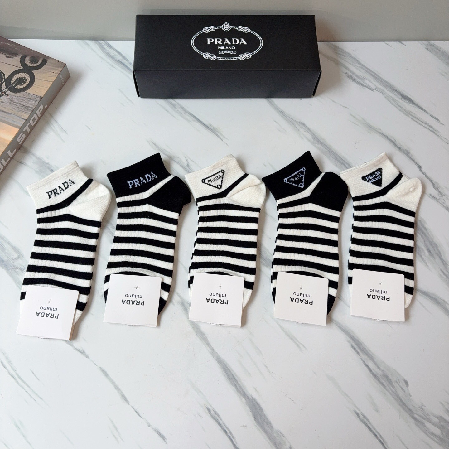 配包装（一盒5双） PRADA 普拉达 新款短筒袜子，纯棉面料，经典三角标logo 个性时尚百搭款，你值