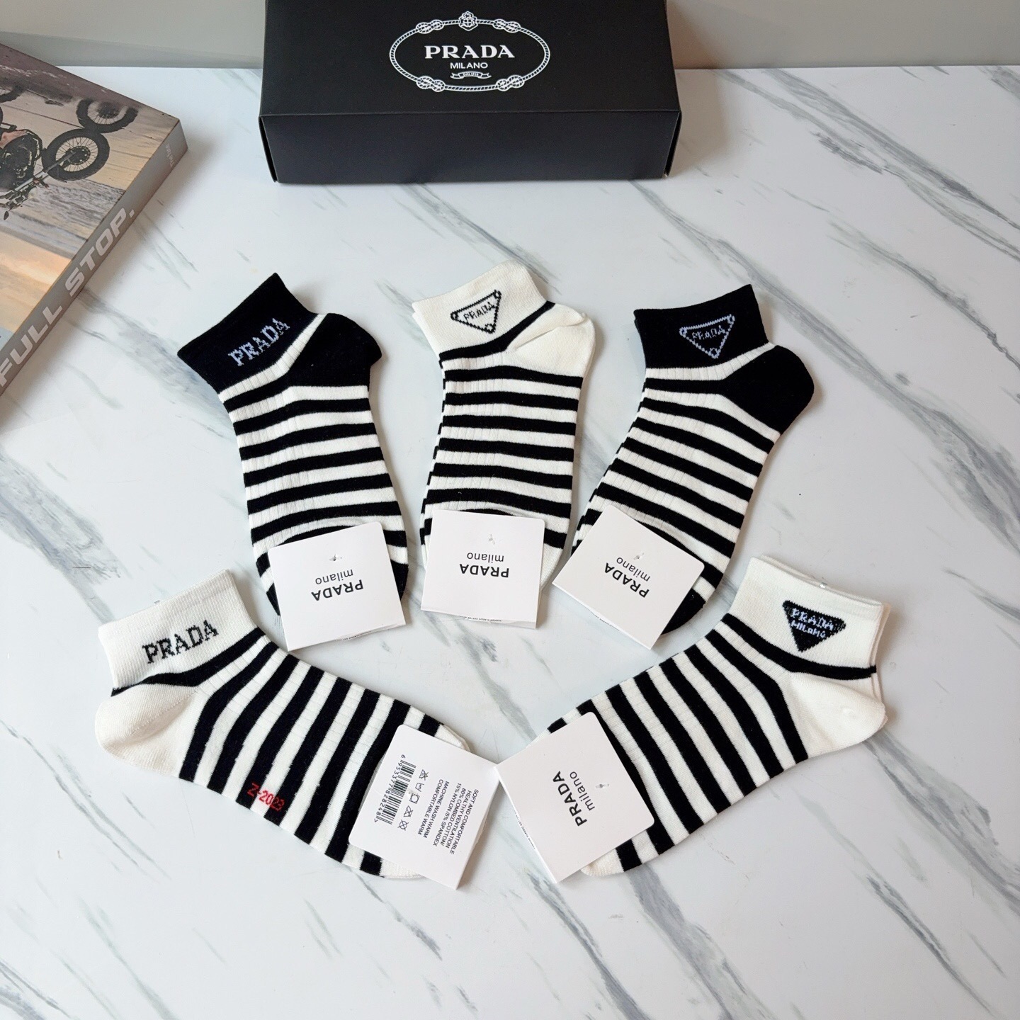 配包装（一盒5双） PRADA 普拉达 新款短筒袜子，纯棉面料，经典三角标logo 个性时尚百搭款，你值