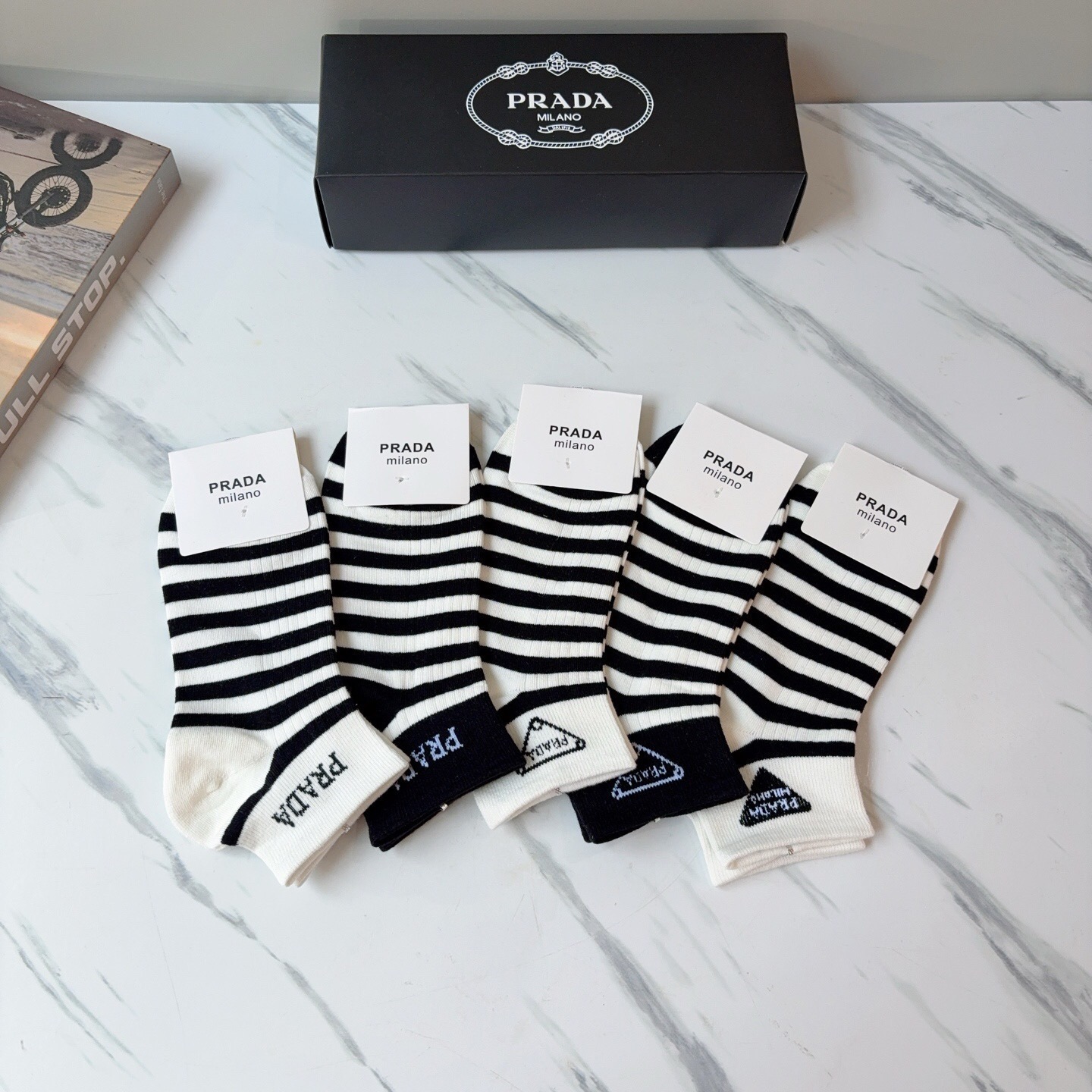 配包装（一盒5双） PRADA 普拉达 新款短筒袜子，纯棉面料，经典三角标logo 个性时尚百搭款，你值