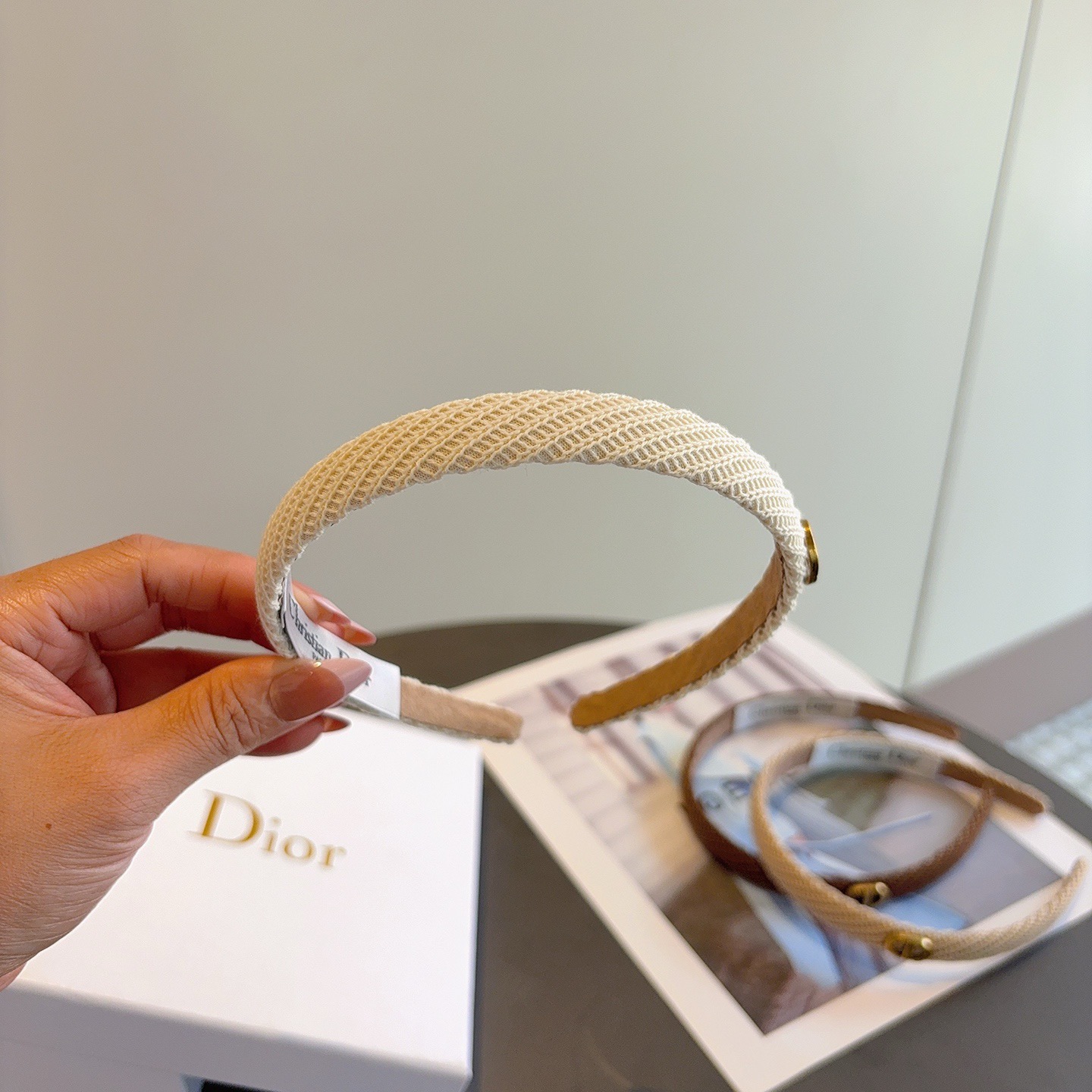 配包装Dior（迪奥）针织毛线新品小清新字母发箍，佩戴舒适无压力，造型搭配必备！时尚外出百搭款发饰！