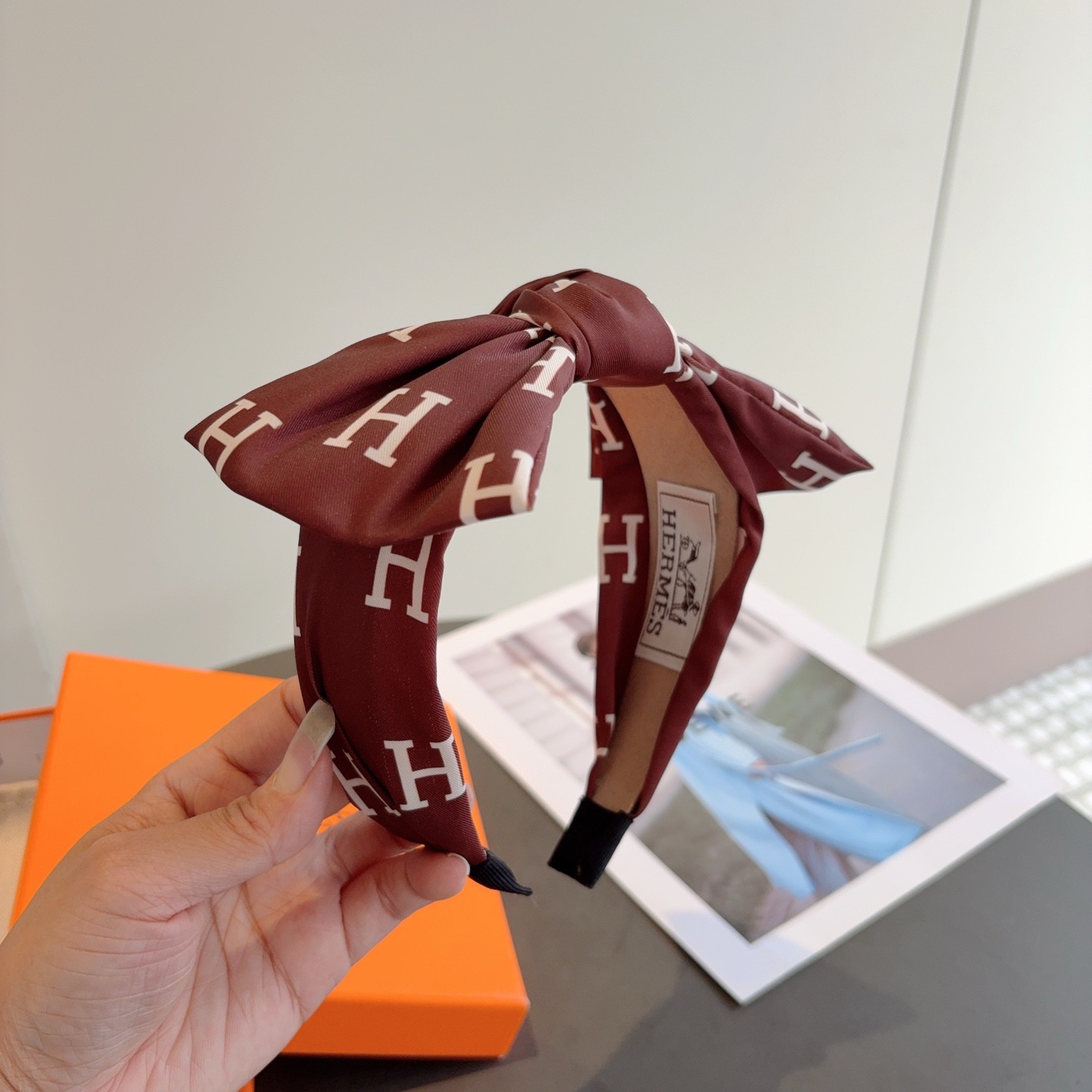 配包装Hermes（爱马仕）  火爆定制款蝴蝶结发箍，网红同款头箍、  进口真丝面料！