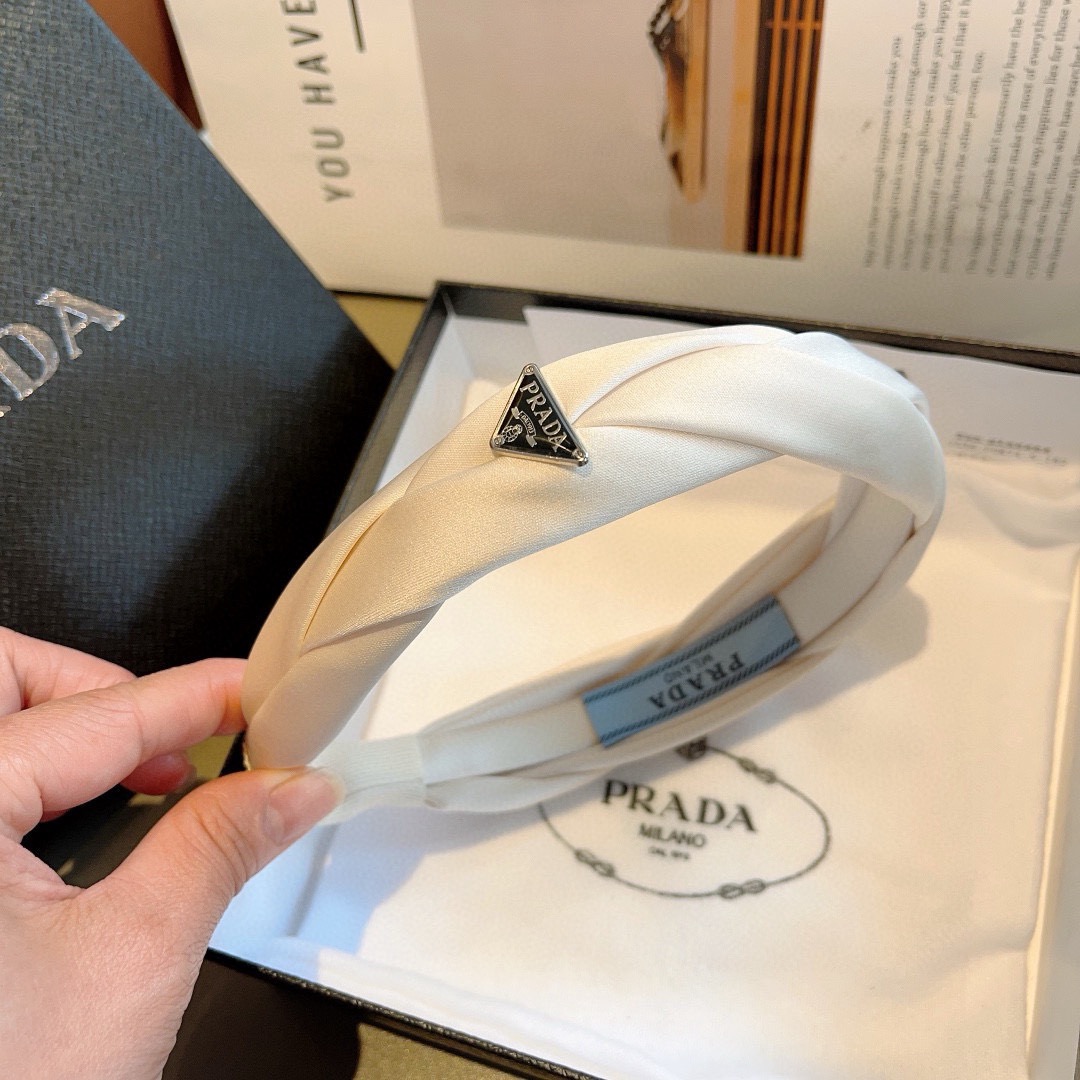 配包装PRADA （普拉达）新款潮流字母发箍。气质女神必备单品，非常百搭，时尚潮流， 戴上它满满的高大上