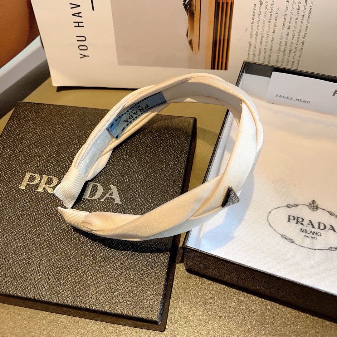 配包装PRADA （普拉达）新款潮流字母发箍。气质女神必备单品，非常百搭，时尚潮流， 戴上它满满的高大上