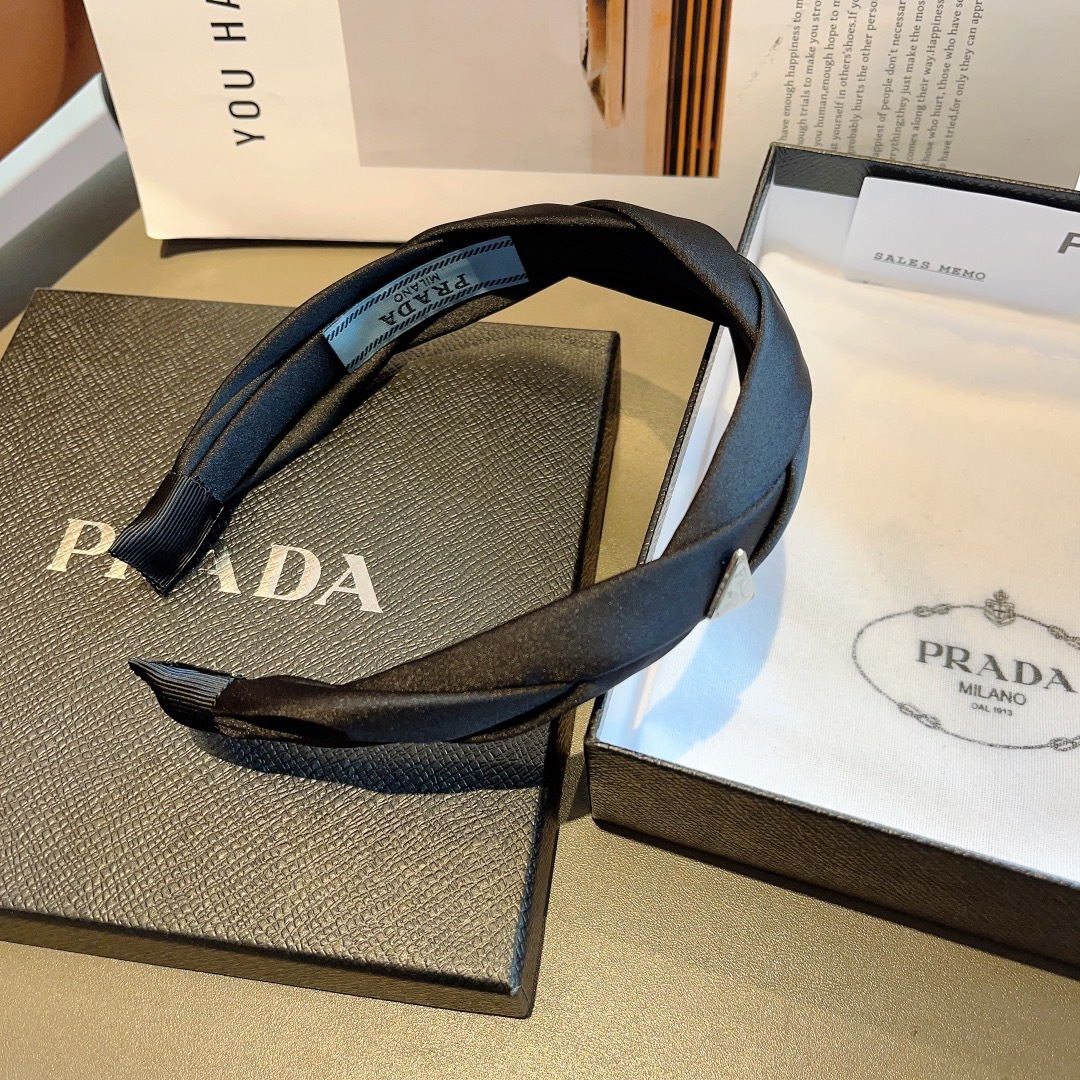 配包装PRADA （普拉达）新款潮流字母发箍。气质女神必备单品，非常百搭，时尚潮流， 戴上它满满的高大上