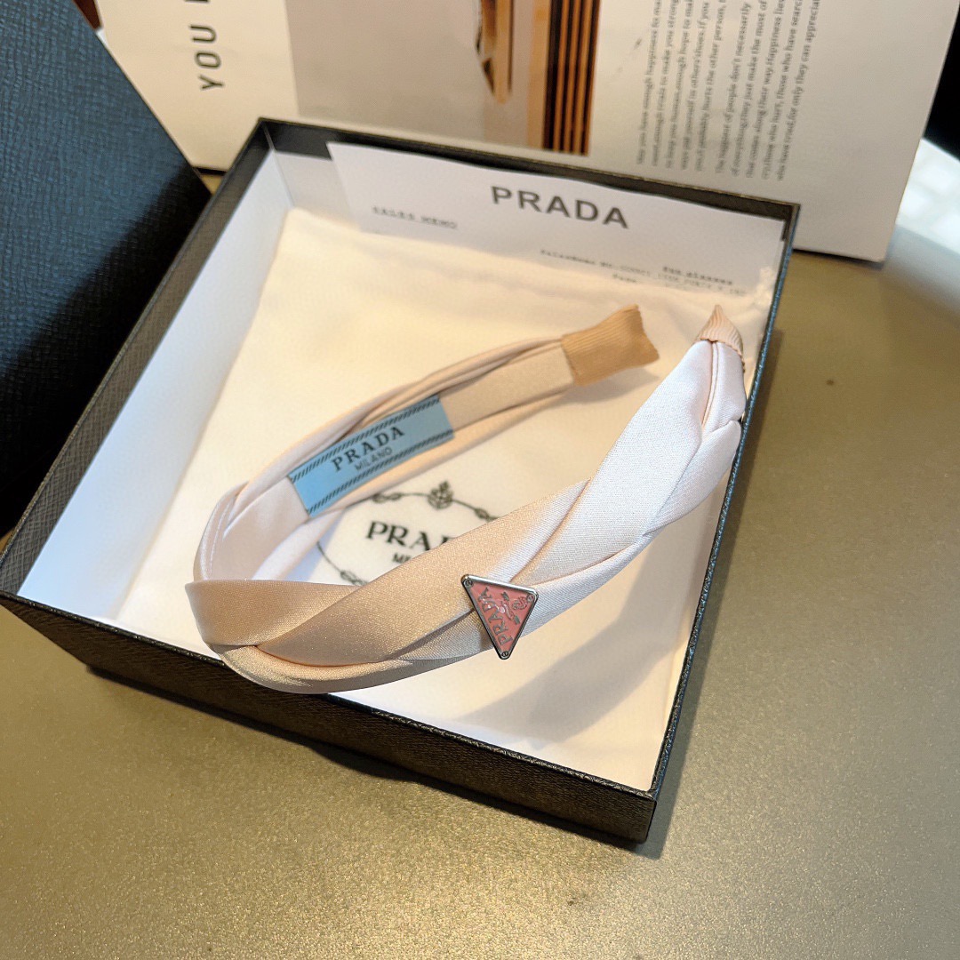 配包装PRADA （普拉达）新款潮流字母发箍。气质女神必备单品，非常百搭，时尚潮流， 戴上它满满的高大上